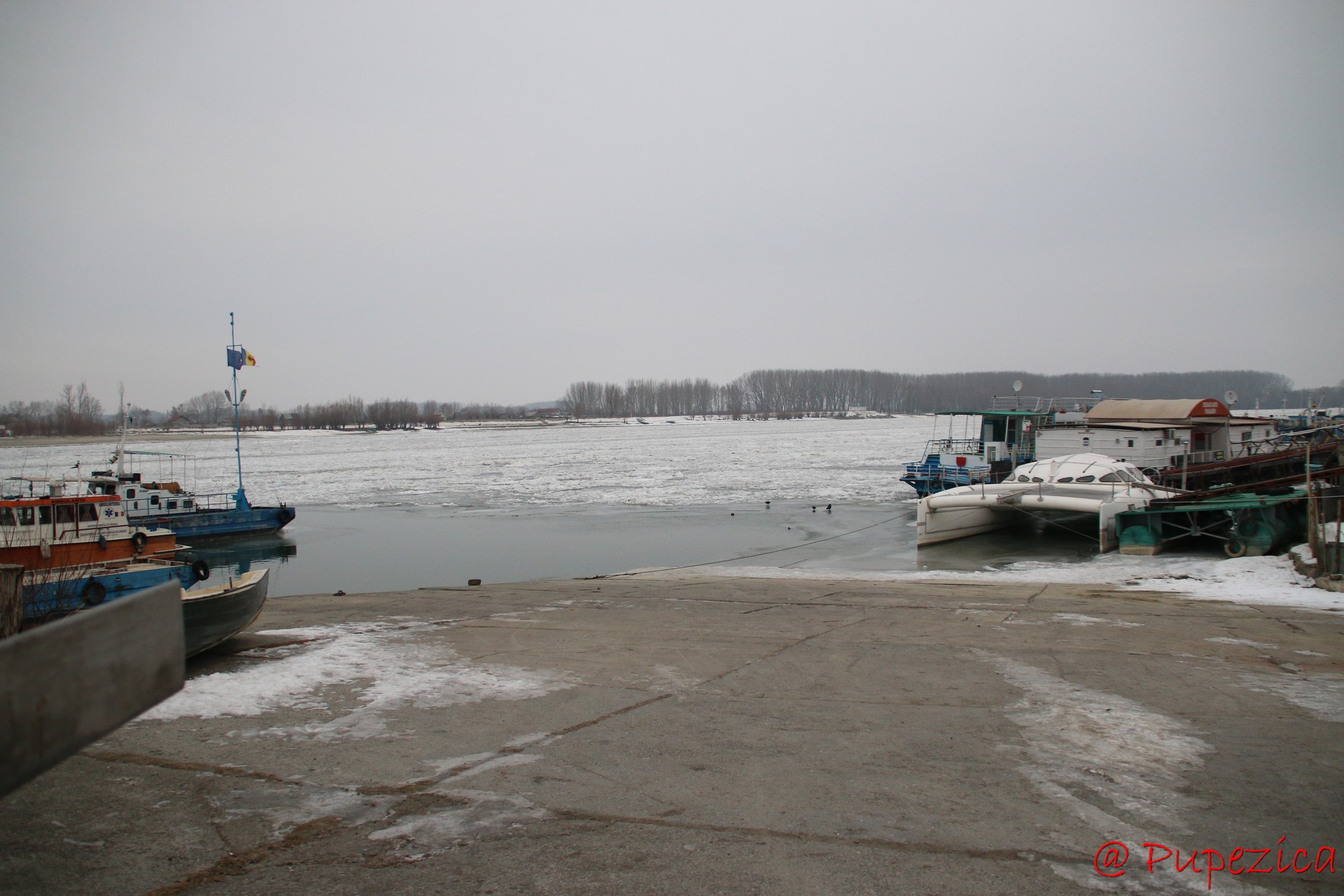 Dunarea inghetata la Port Aval - Tulcea. Ianuarie 2017