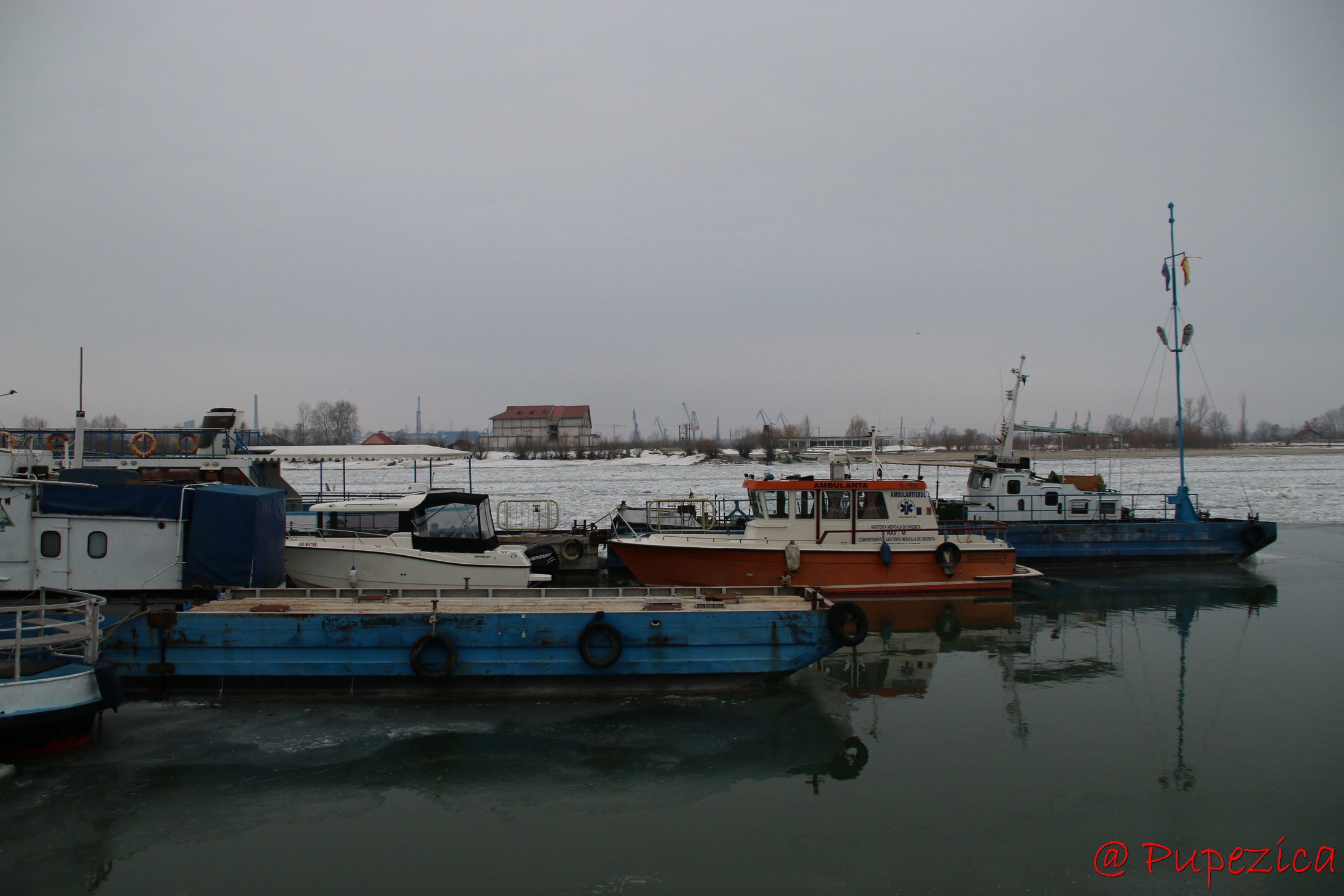 Dunarea inghetata la Port Aval - Tulcea. Ianuarie 2017