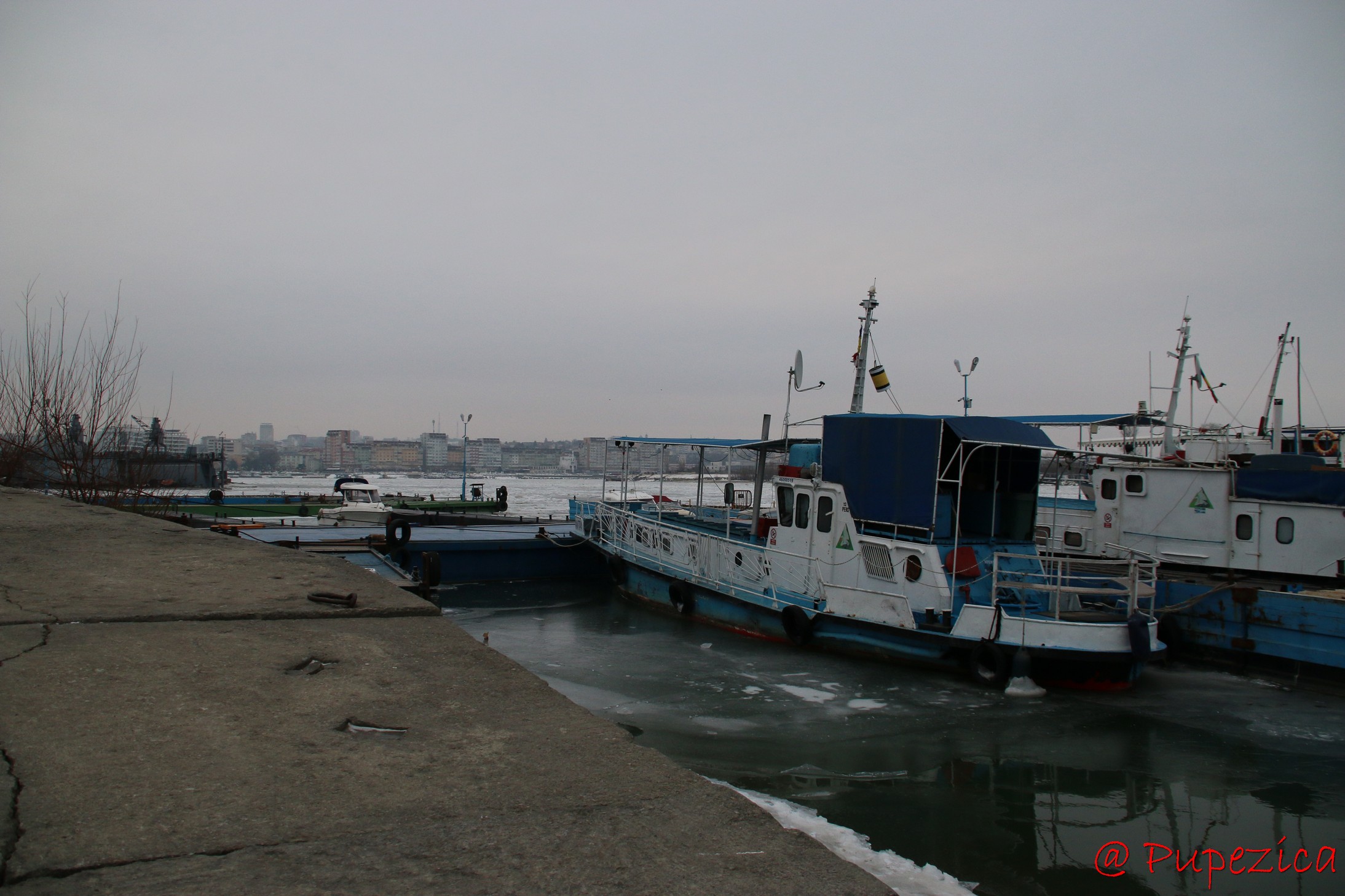 Dunarea inghetata la Port Aval - Tulcea. Ianuarie 2017