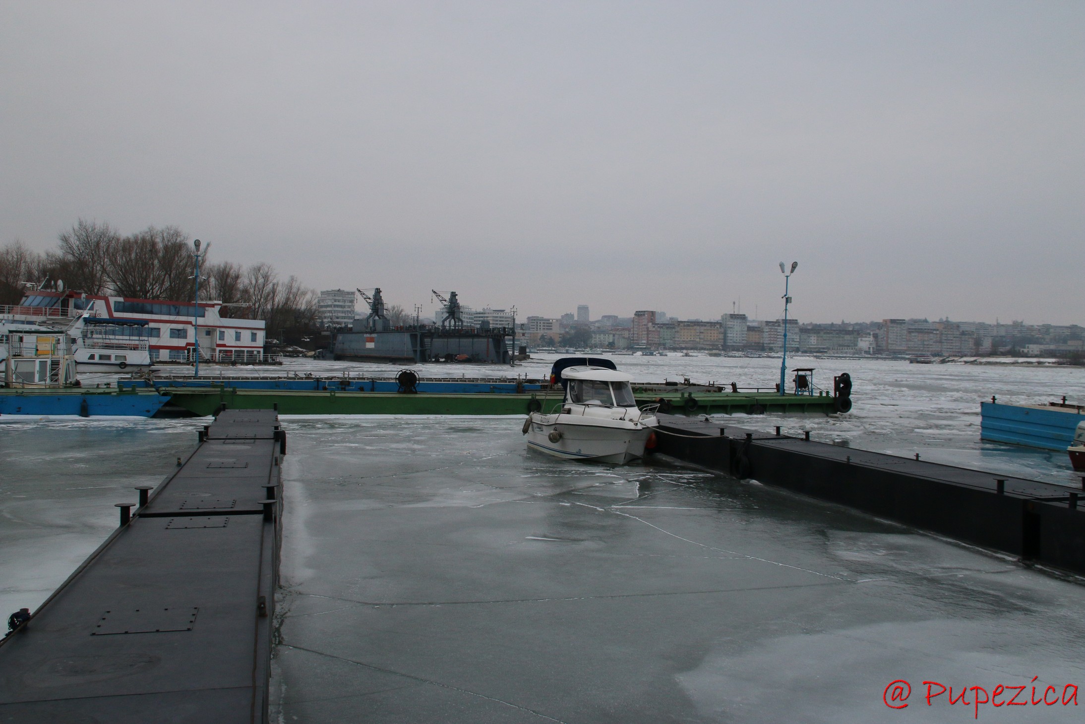 Dunarea inghetata la Port Aval - Tulcea. Ianuarie 2017. Stransoarea ghetii