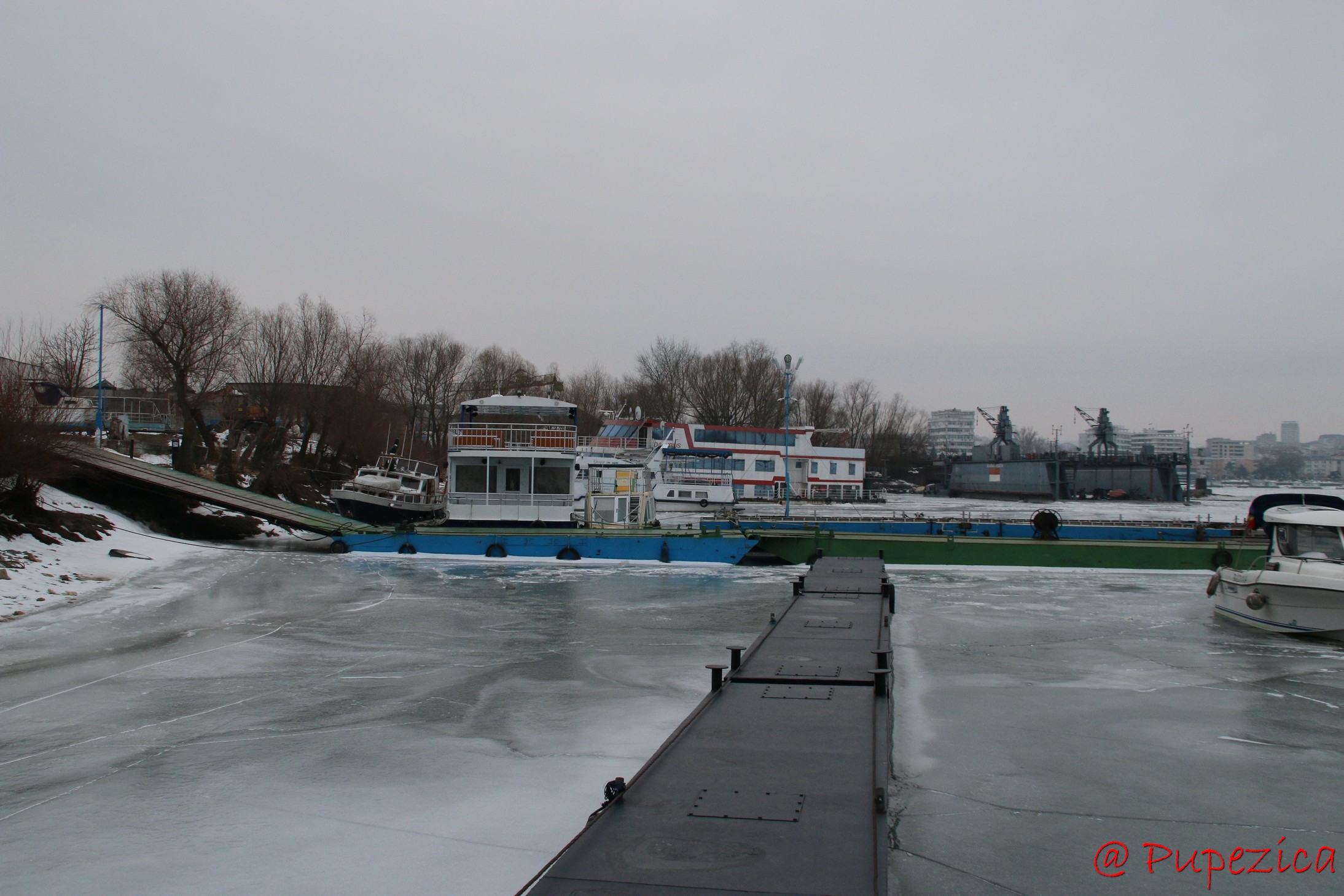 Dunarea inghetata la Port Aval - Tulcea. Ianuarie 2017. Port Aval incremenit in gheata