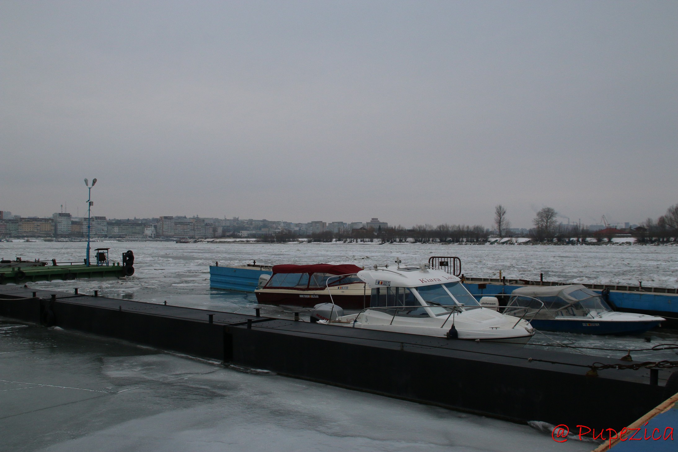 Dunarea inghetata la Port Aval - Tulcea. Ianuarie 2017. Port Aval incremenit in gheata