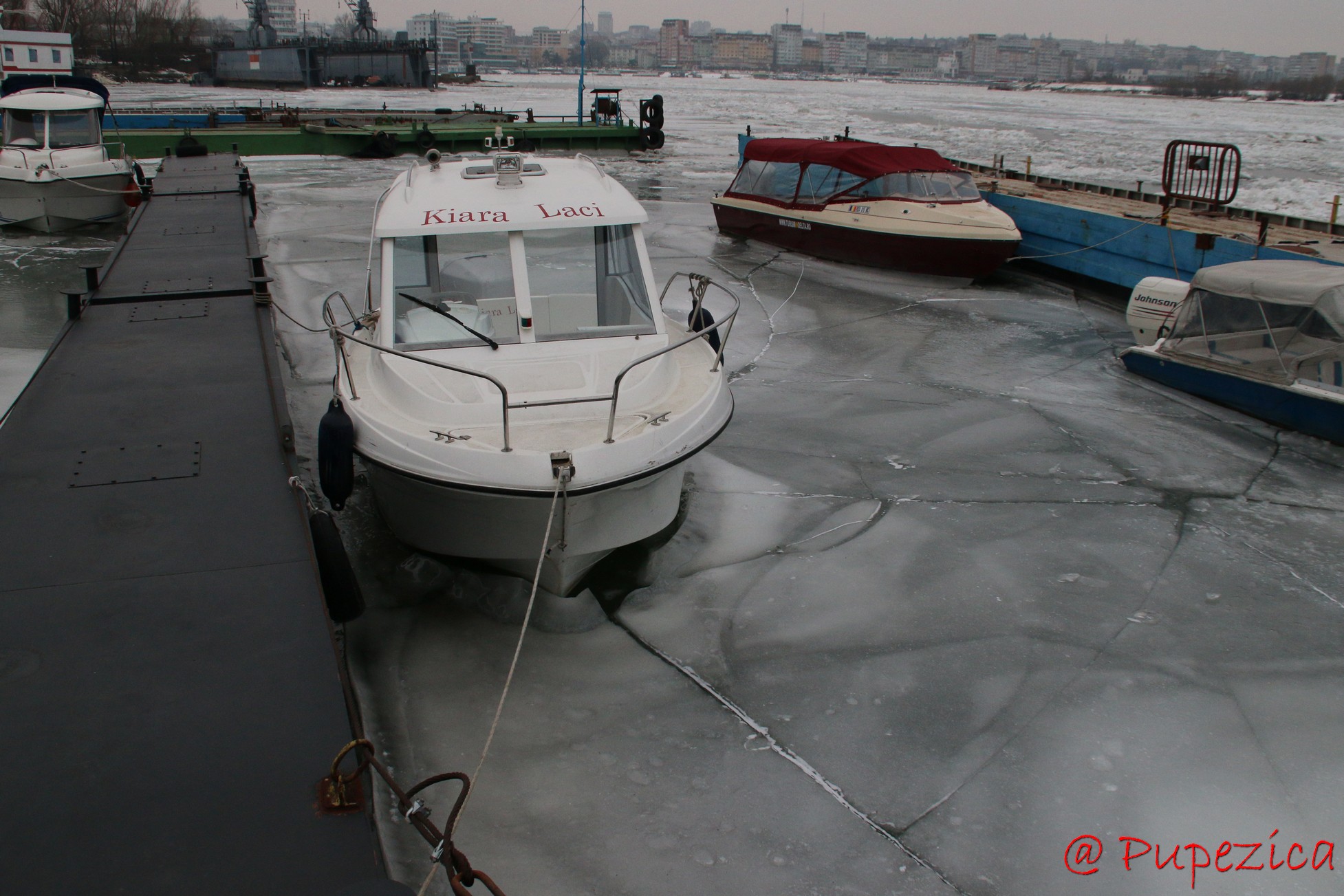 Dunarea inghetata la Port Aval - Tulcea. Ianuarie 2017. Port Aval incremenit in gheata