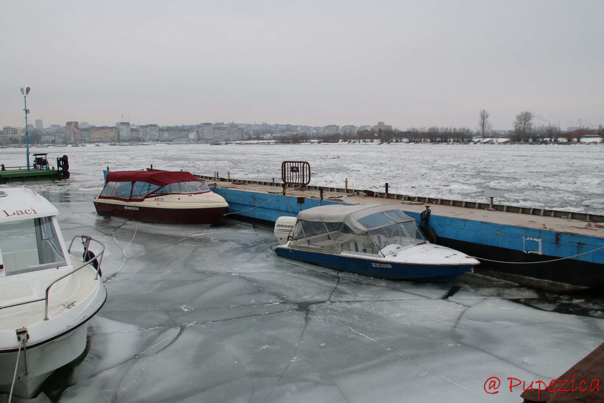 Dunarea inghetata la Port Aval - Tulcea. Ianuarie 2017. Port Aval incremenit in gheata