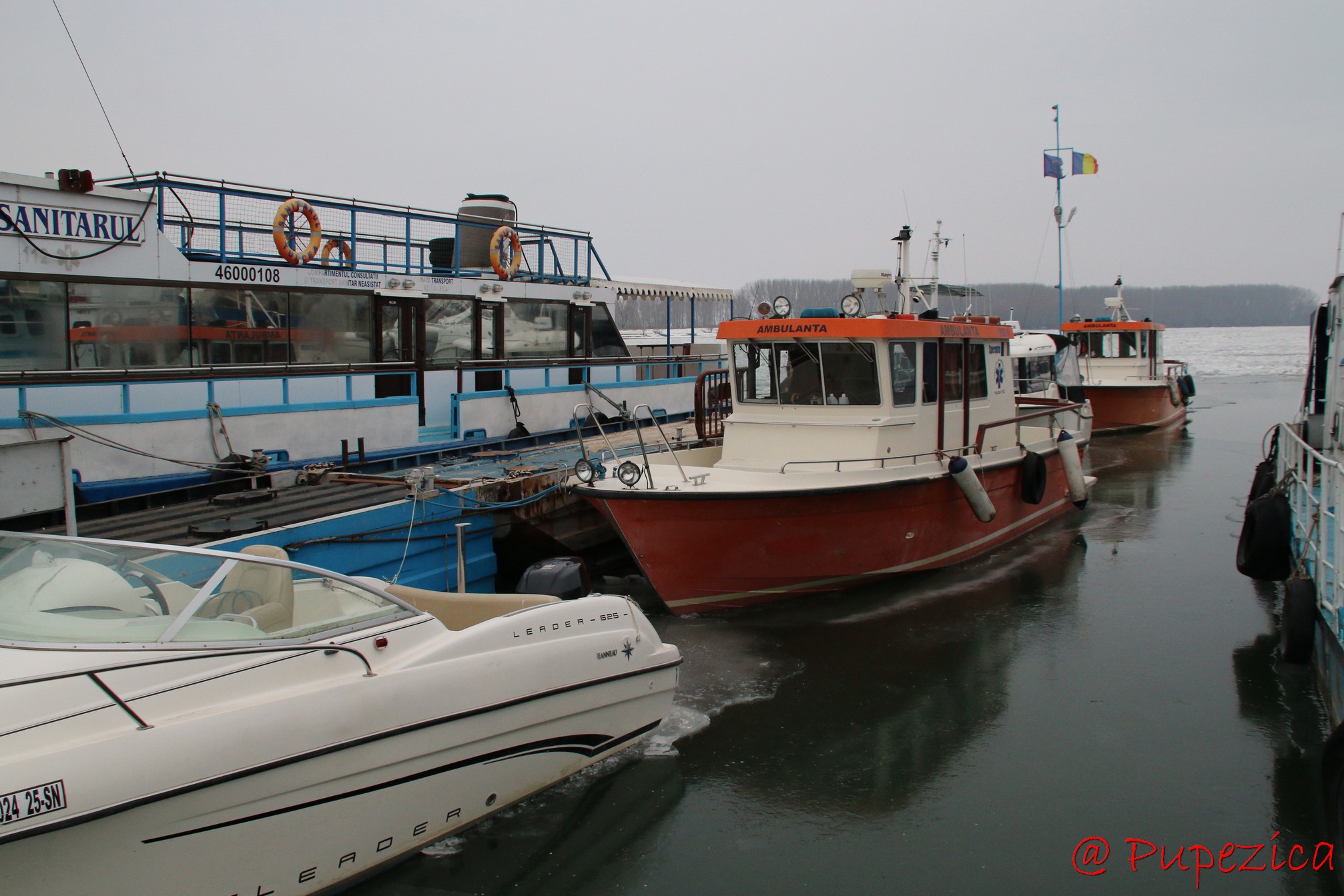 Dunarea inghetata la Port Aval - Tulcea. Ianuarie 2017. Port Aval incremenit in gheata