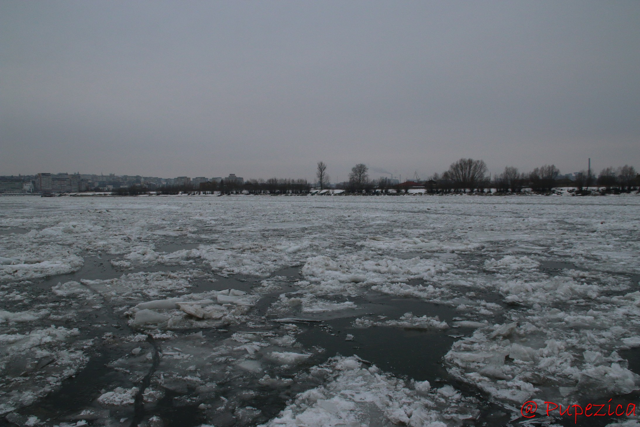 Dunarea inghetata la Port Aval - Tulcea. Ianuarie 2017. Tulcea sub asaltul sloiurilor