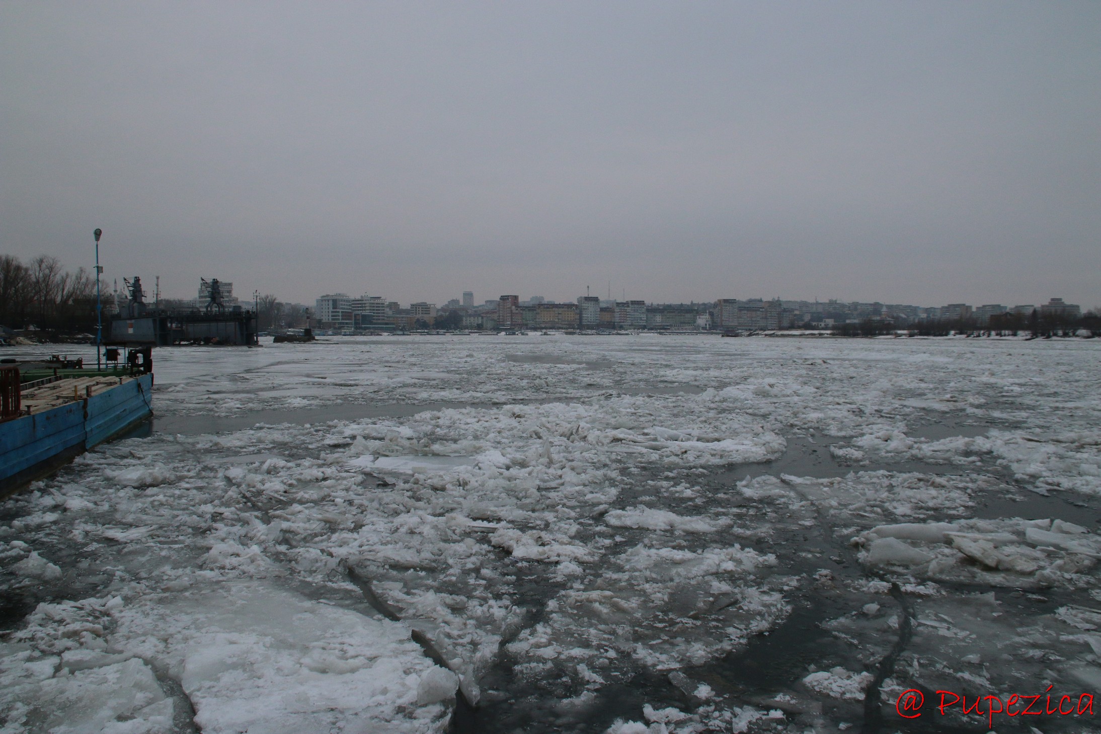 Dunarea inghetata la Port Aval - Tulcea. Ianuarie 2017. Tulcea sub asaltul sloiurilor