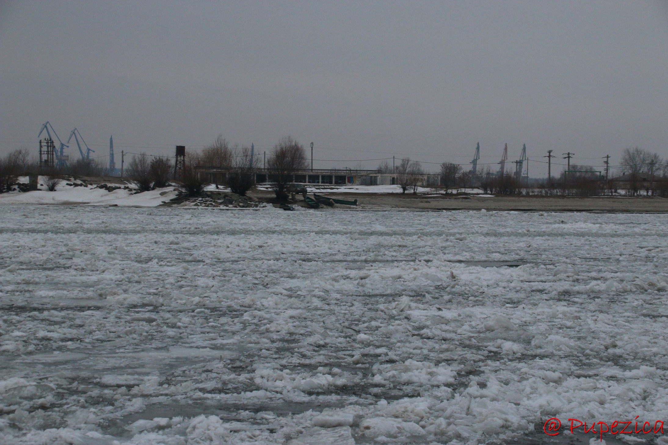 Dunarea inghetata la Port Aval - Tulcea. Ianuarie 2017. Tulcea sub asaltul sloiurilor