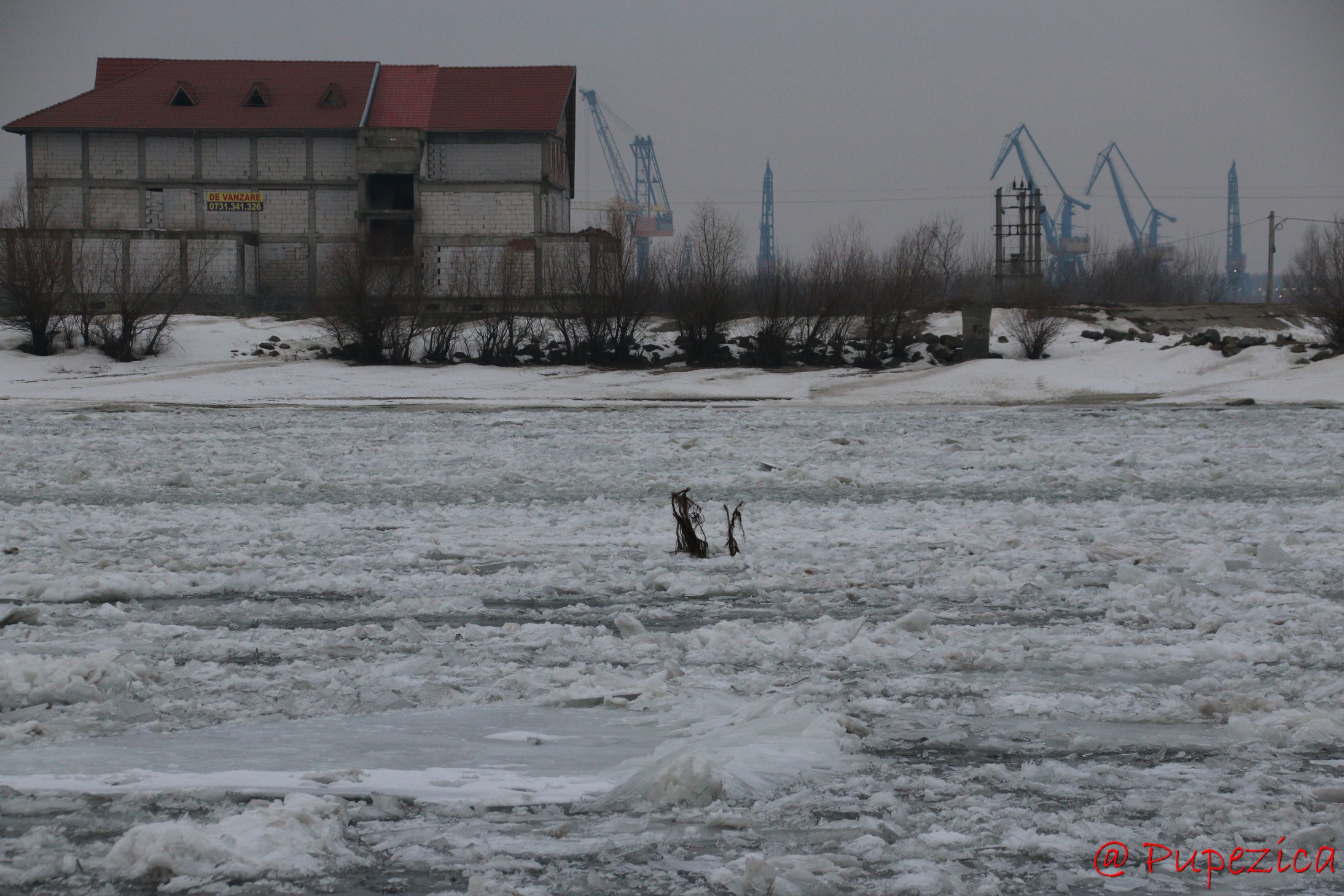 Dunarea inghetata la Port Aval - Tulcea. Ianuarie 2017. Tulcea sub asaltul sloiurilor