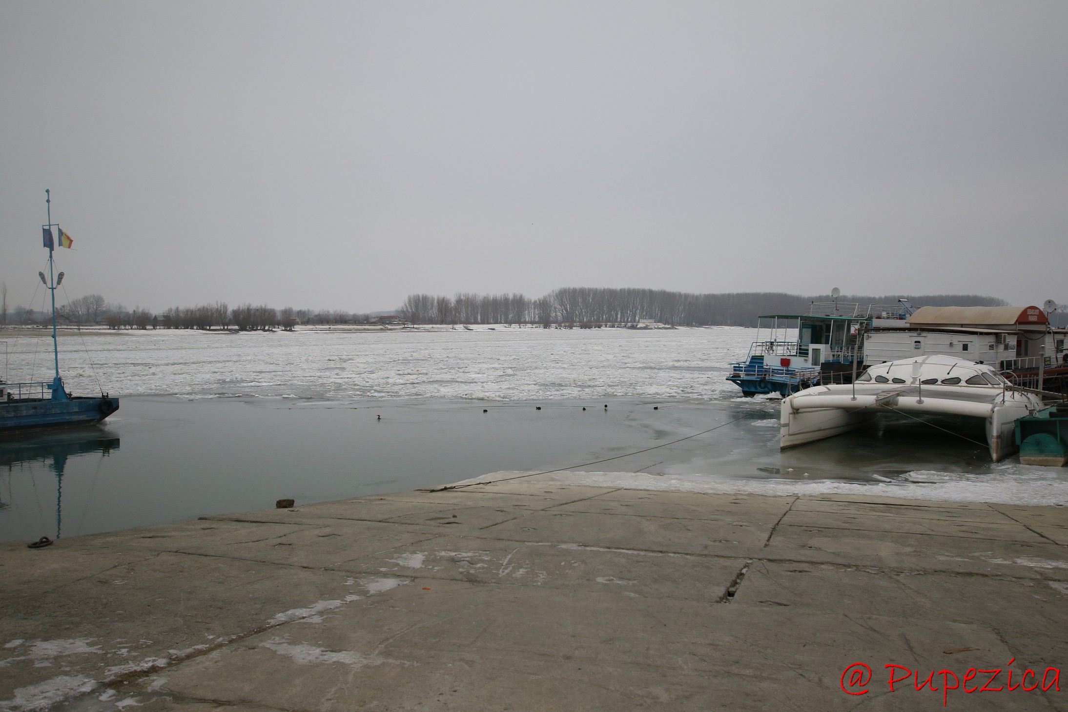Dunarea inghetata la Tulcea - Port Aval. Ianuarie 2017. Rampa