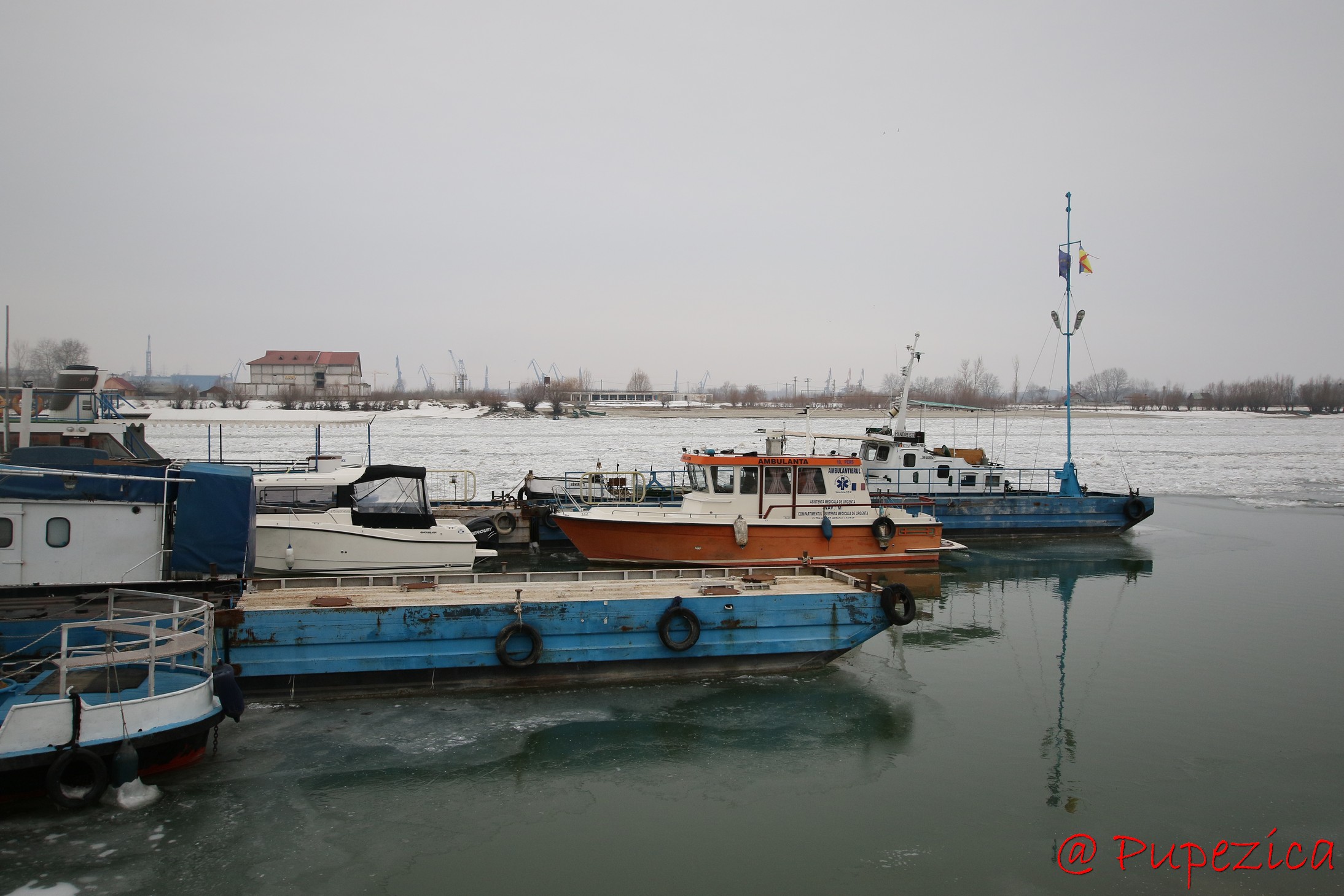 Dunarea inghetata la Tulcea - Port Aval. Ianuarie 2017.