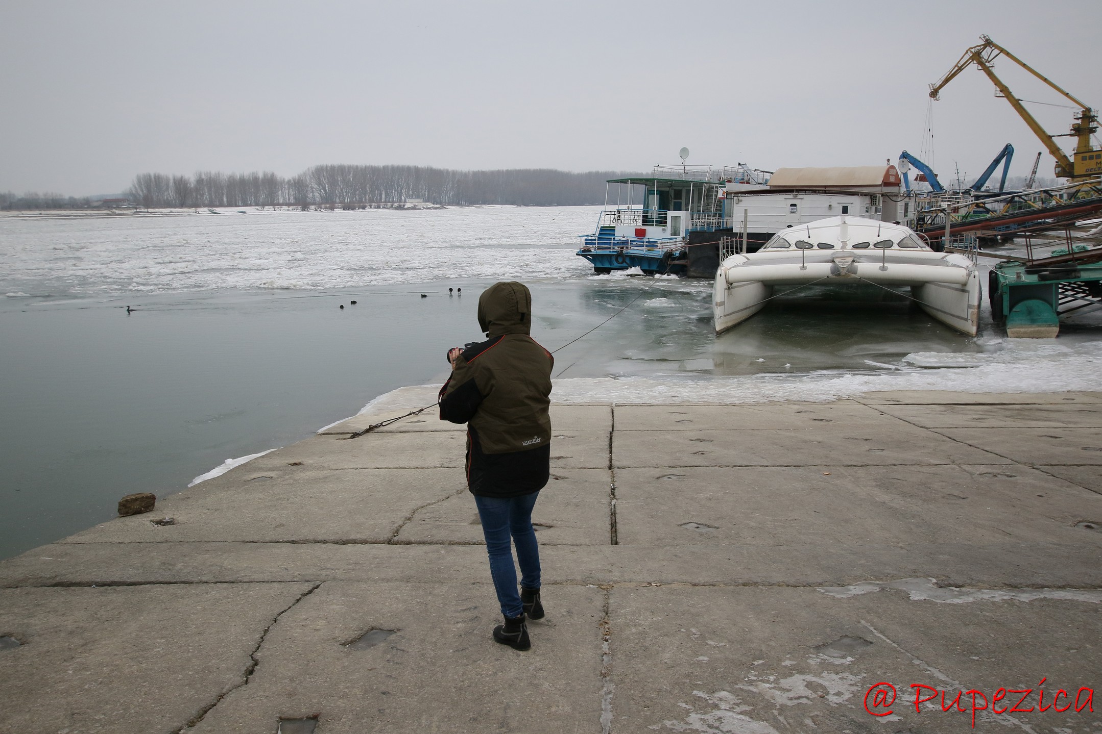 Dunarea inghetata la Tulcea - Port Aval. Ianuarie 2017. Silueta Pilotului