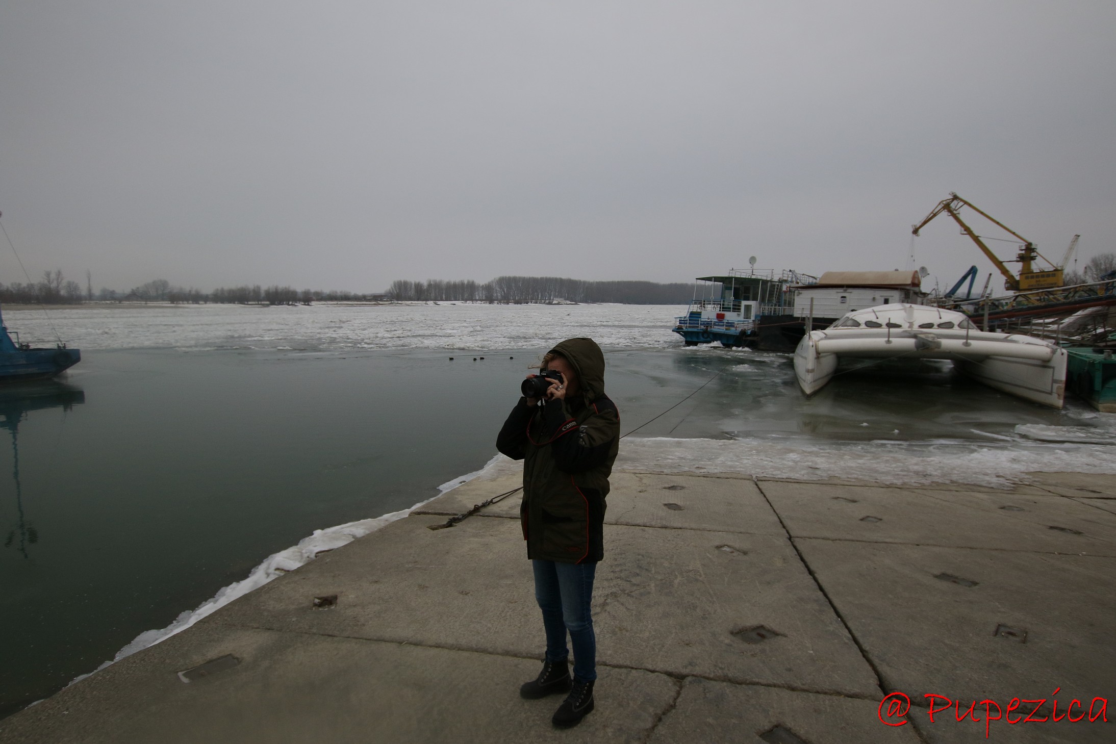 Dunarea inghetata la Tulcea - Port Aval. Ianuarie 2017. Silueta Pilotului