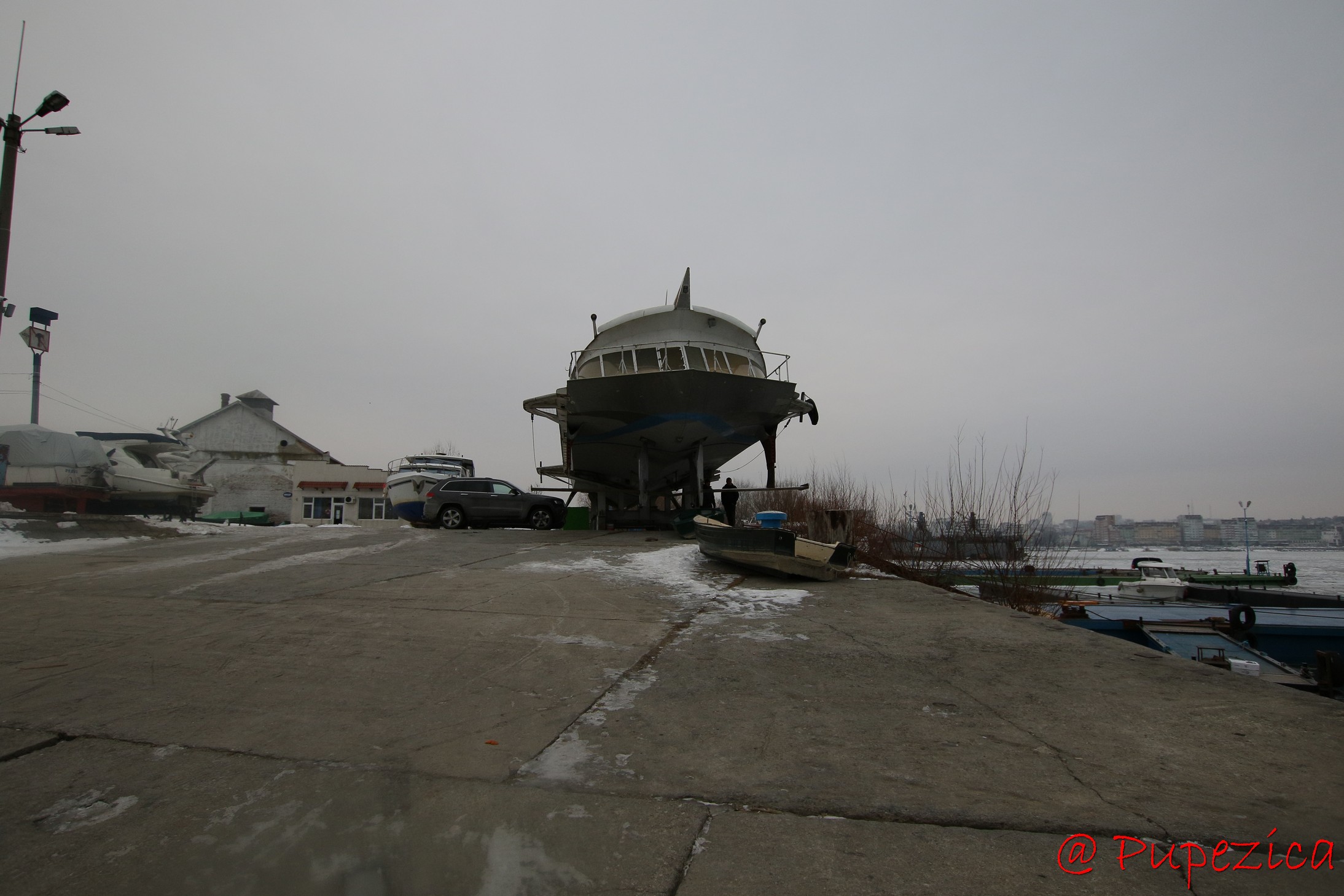 Dunarea inghetata la Tulcea - Port Aval. Ianuarie 2017. Sageata pe mal