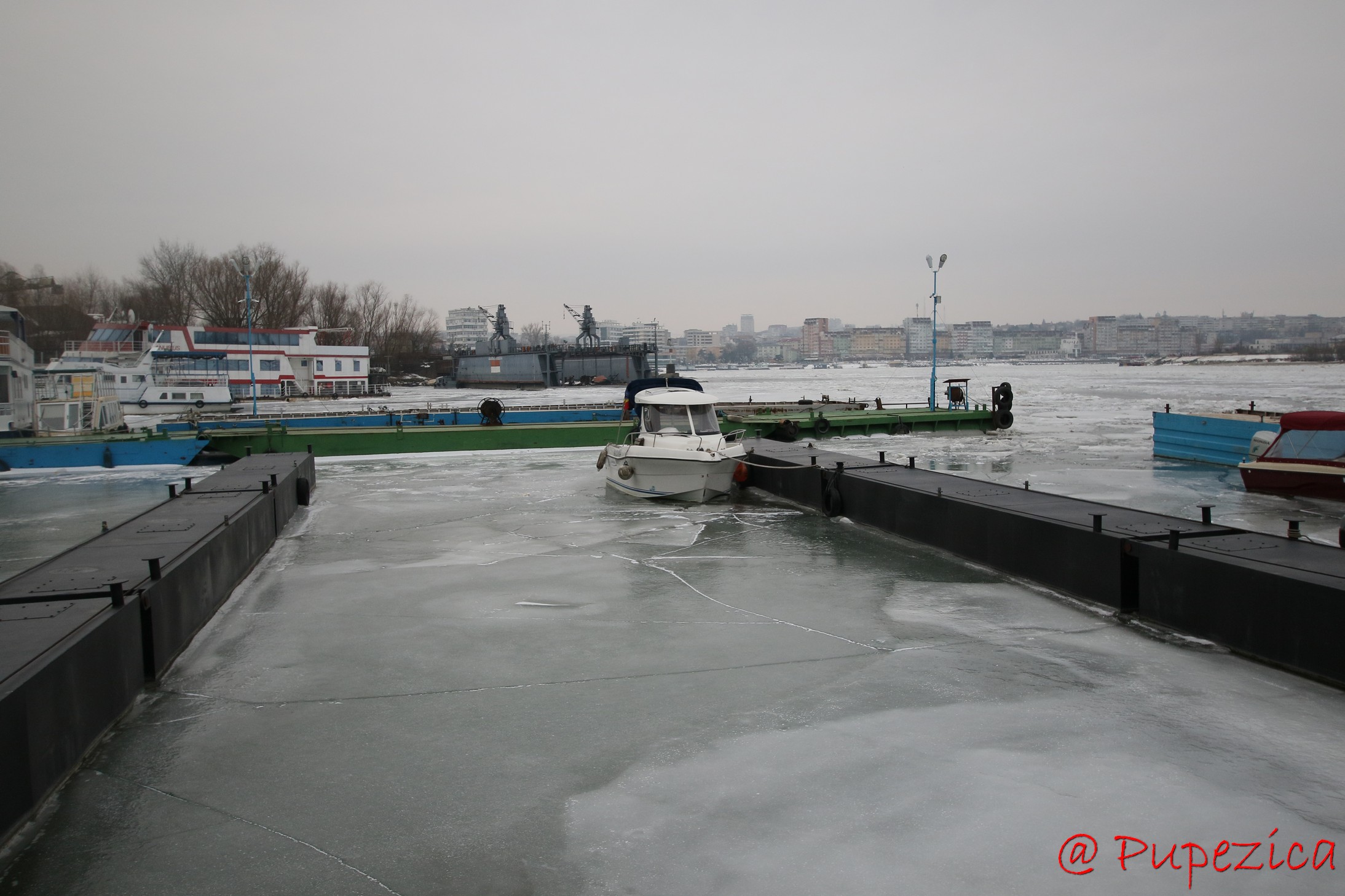 Dunarea inghetata la Tulcea - Port Aval. Ianuarie 2017. Prizoniere in gheata