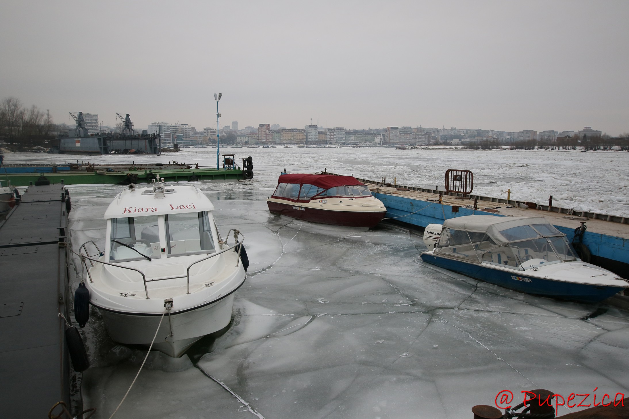 Dunarea inghetata la Tulcea - Port Aval. Ianuarie 2017. Prizoniere in gheata