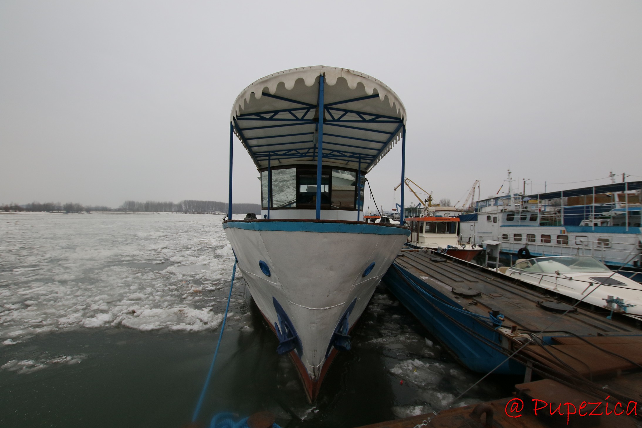 Dunarea inghetata la Tulcea - Port Aval. Ianuarie 2017.