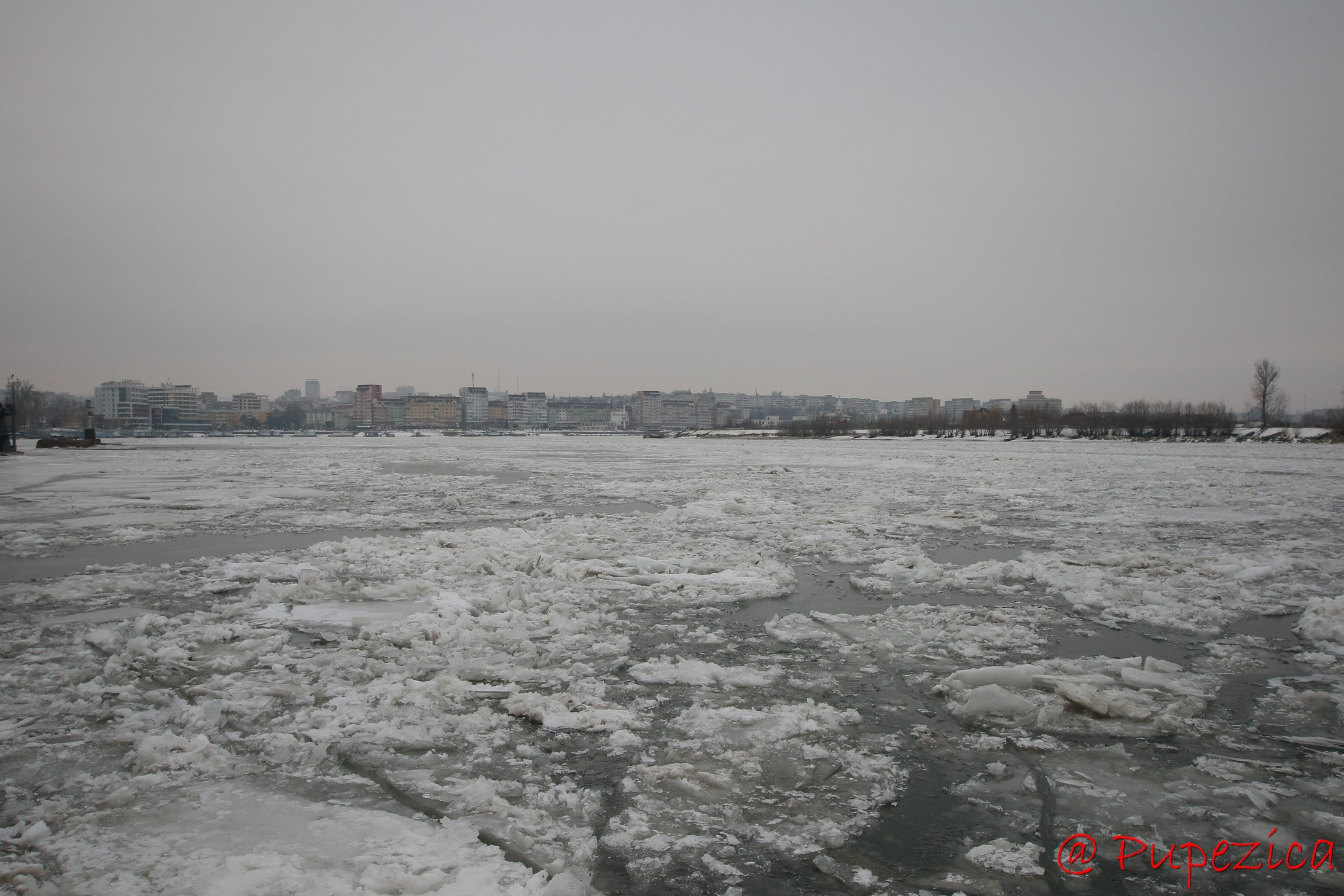 Dunarea inghetata la Tulcea - Port Aval. Ianuarie 2017. Asediul sloiurilor