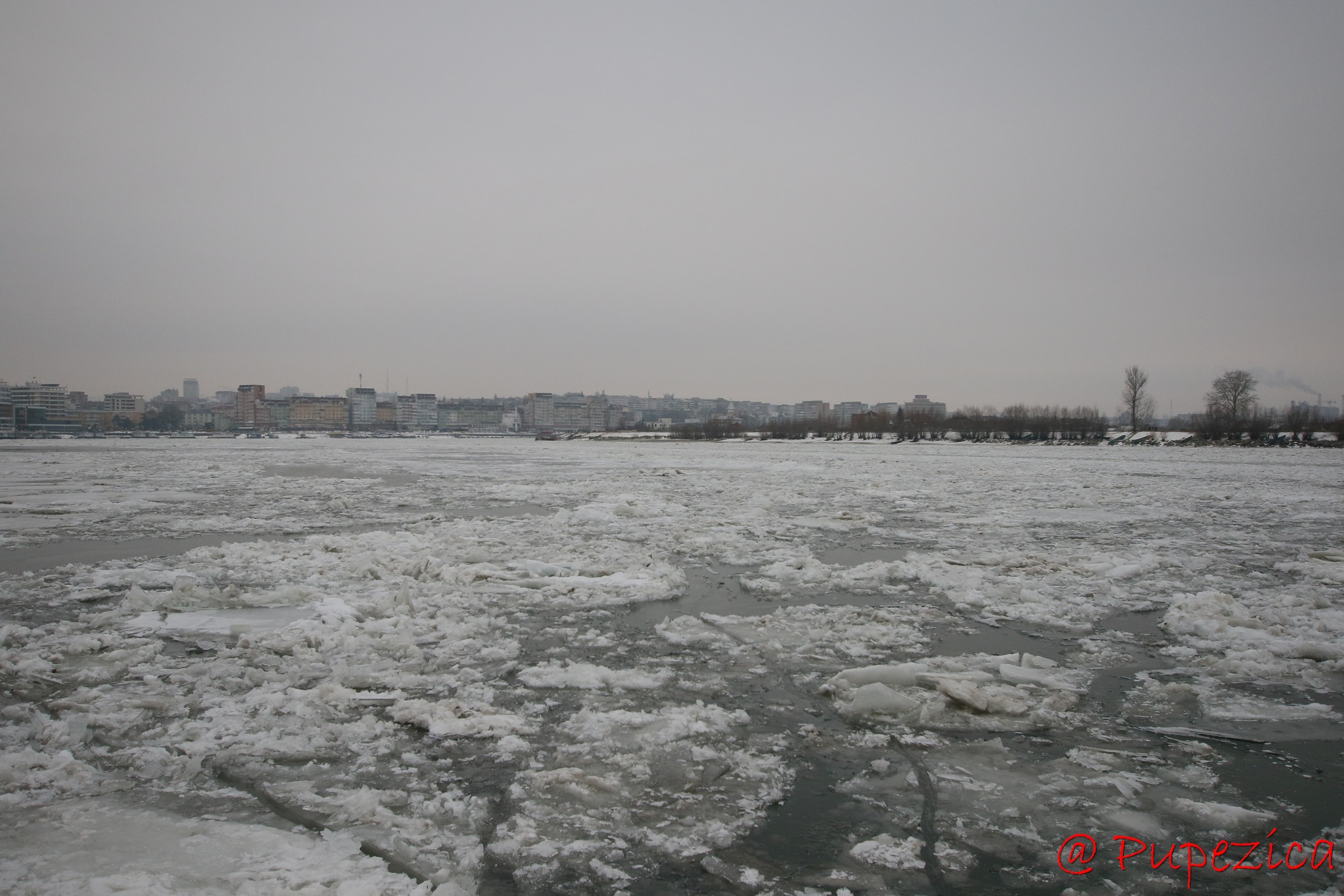 Dunarea inghetata la Tulcea - Port Aval. Ianuarie 2017. Asediul sloiurilor