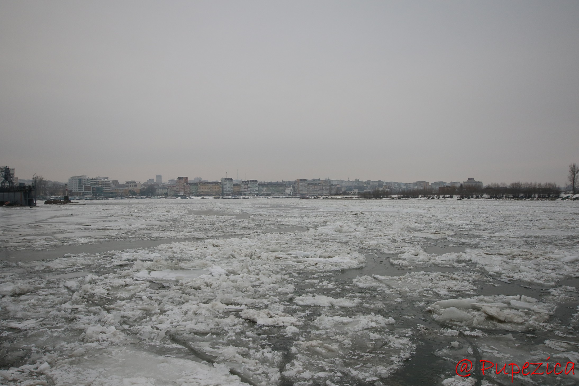 Dunarea inghetata la Tulcea - Port Aval. Ianuarie 2017. Asediul sloiurilor