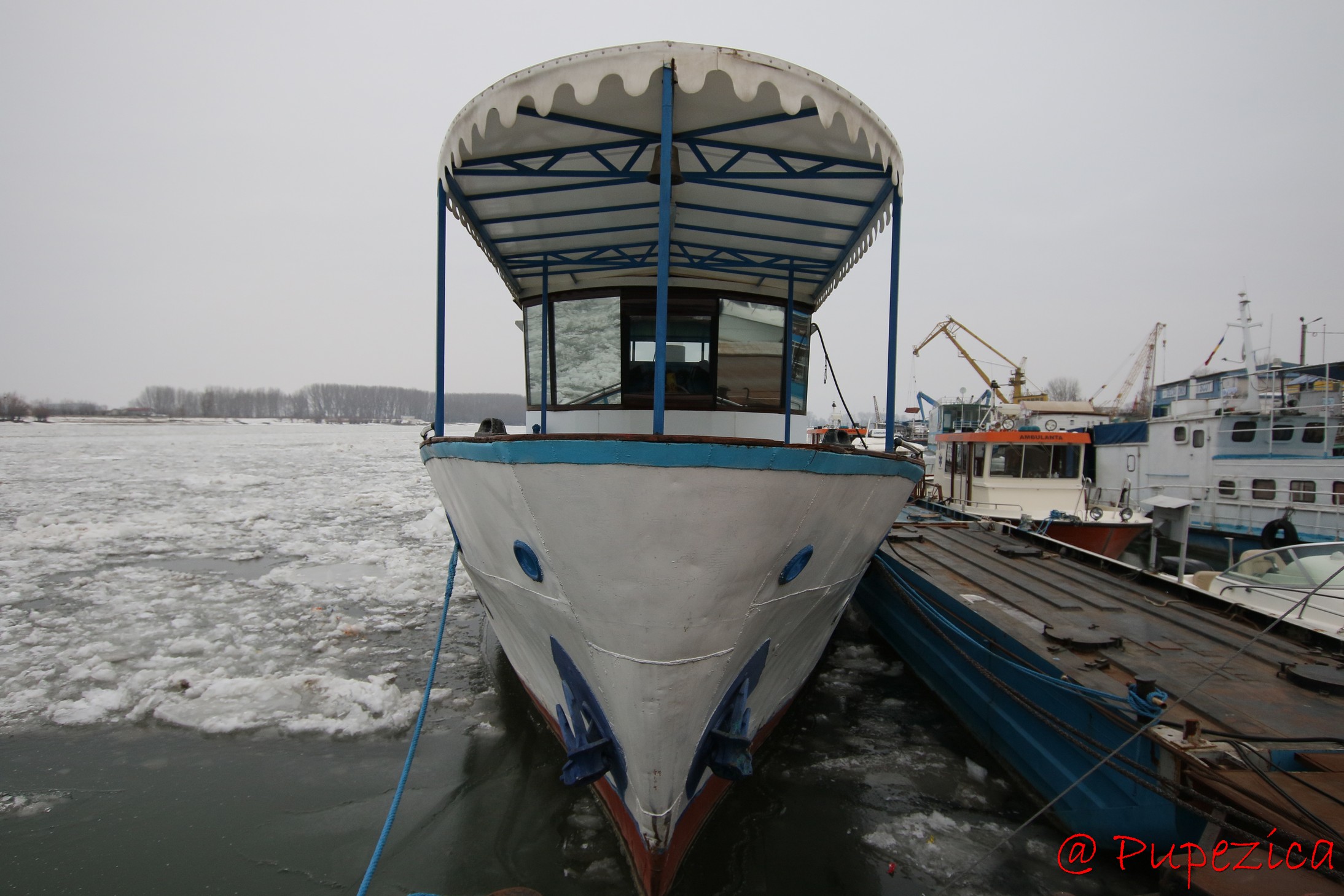 Dunarea inghetata la Tulcea - Port Aval. Ianuarie 2017. Doi ochi albastri