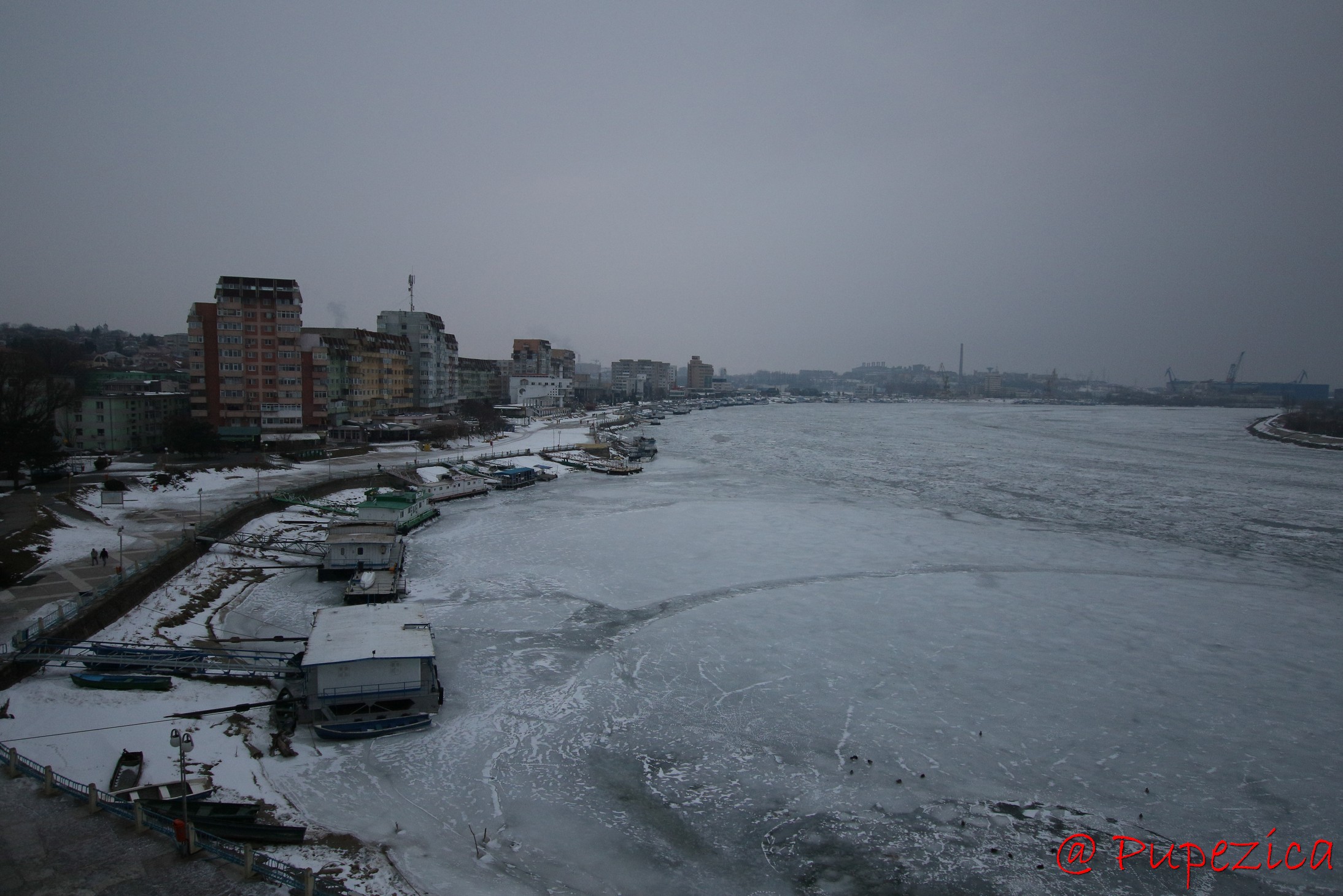 Dunarea inghetata la Tulcea - Port Aval. Ianuarie 2017. Asediul sloiurilor