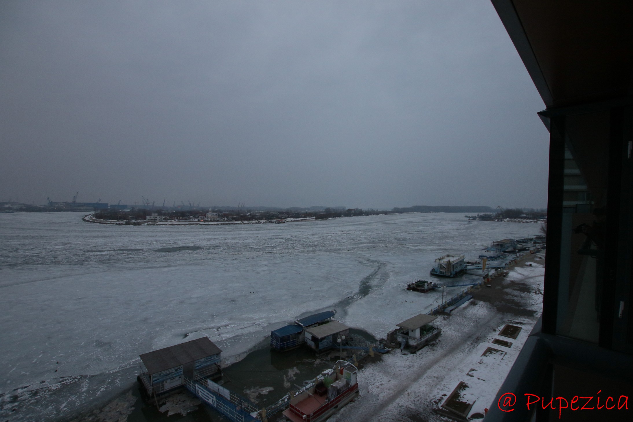 Dunarea inghetata la Tulcea - Port Aval. Ianuarie 2017. Asediul sloiurilor