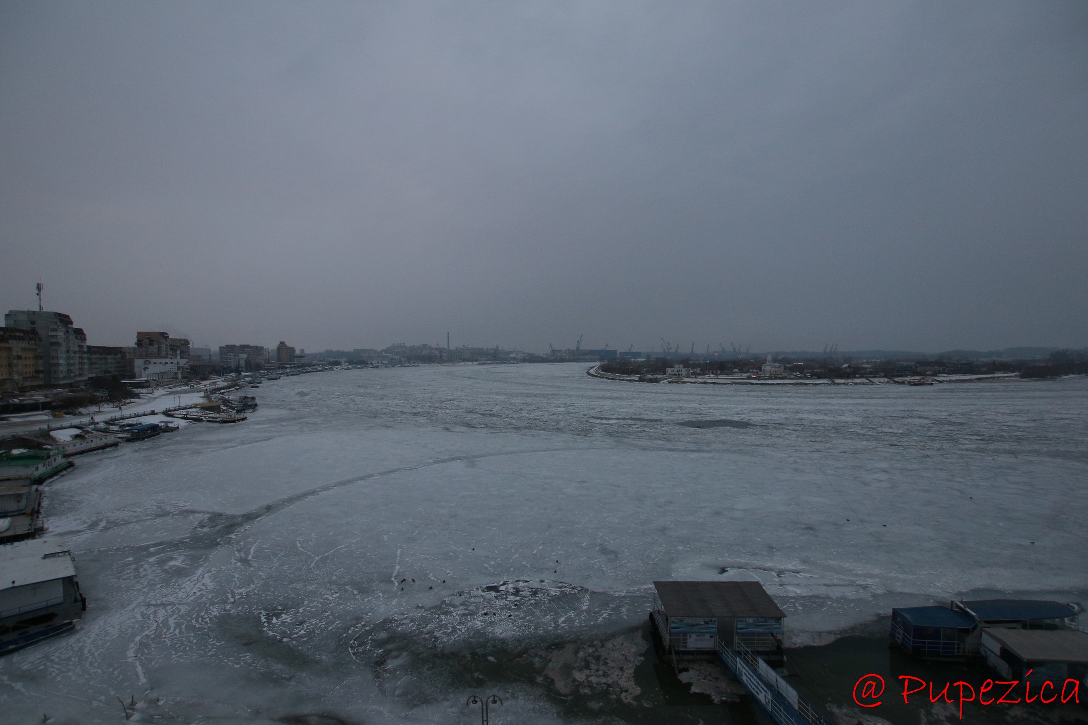 Dunarea inghetata la Tulcea - Port Aval. Ianuarie 2017. Asediul sloiurilor