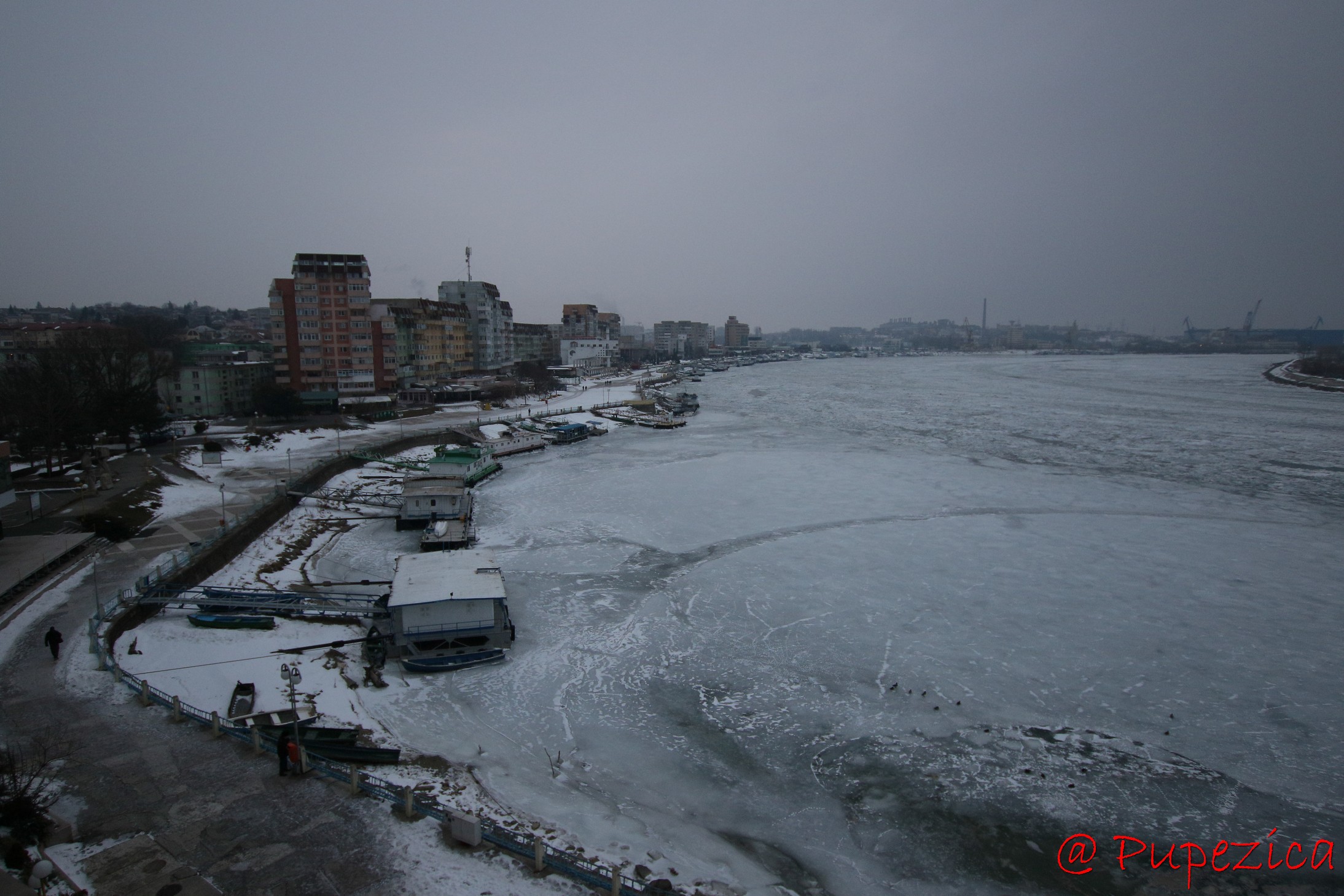 Dunarea inghetata la Tulcea - Port Aval. Ianuarie 2017. Asediul sloiurilor