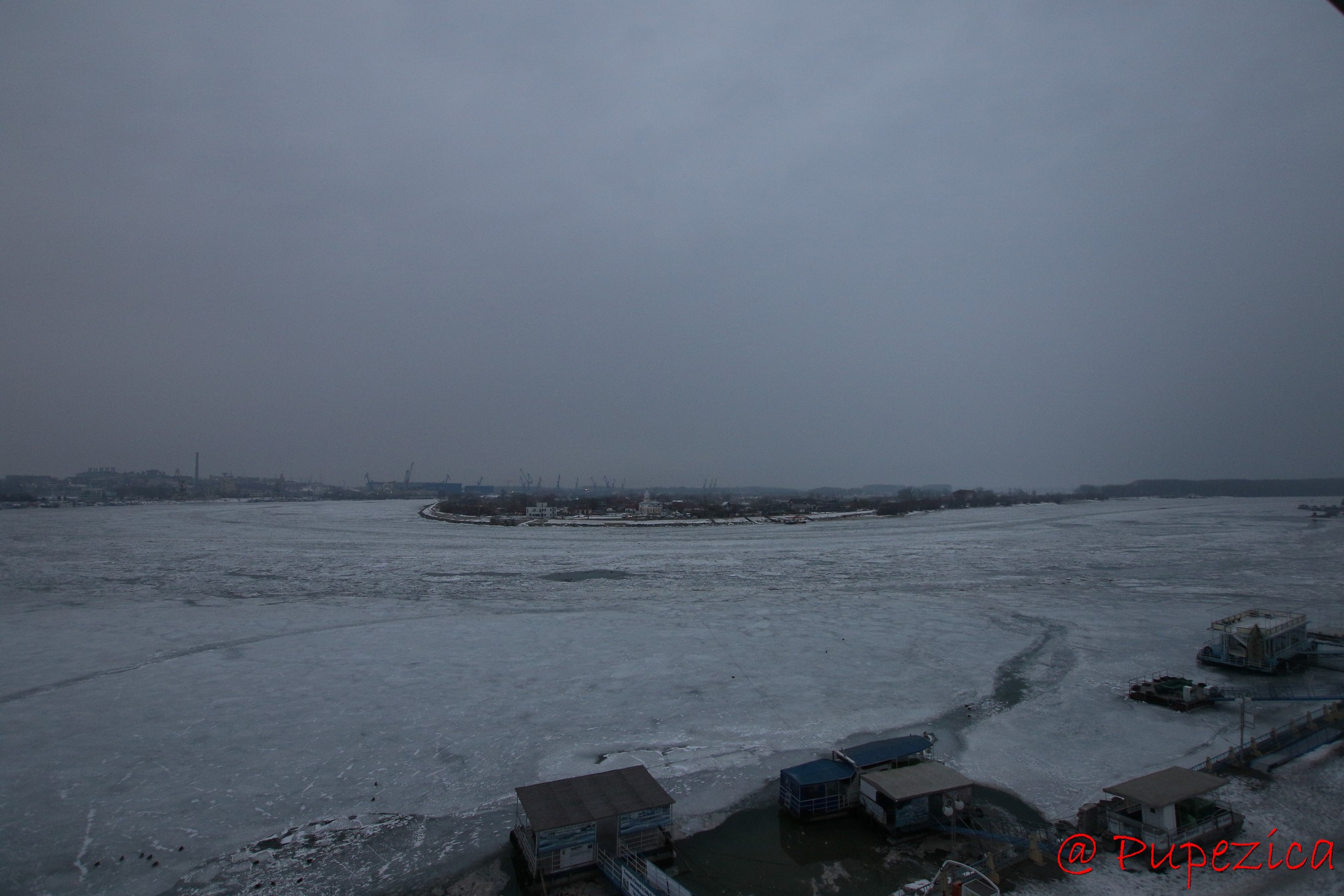 Dunarea inghetata la Tulcea - Port Aval. Ianuarie 2017. Asediul sloiurilor