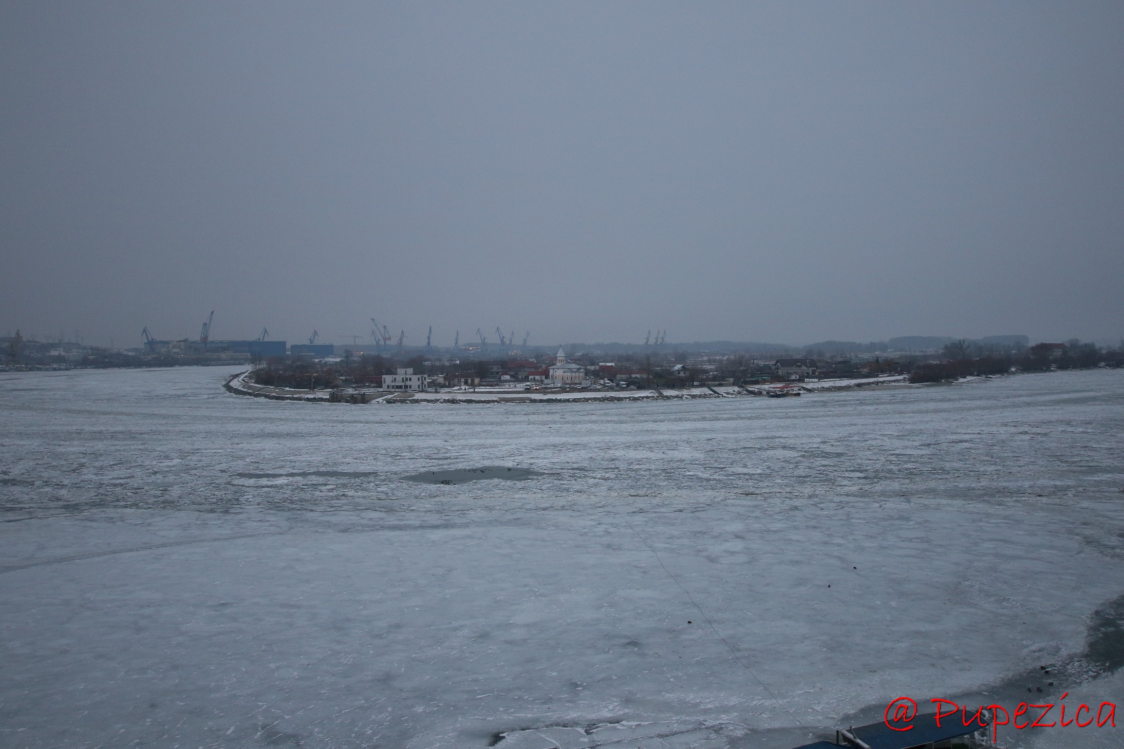 Dunarea inghetata la Tulcea - Port Aval. Ianuarie 2017. Asediul sloiurilor
