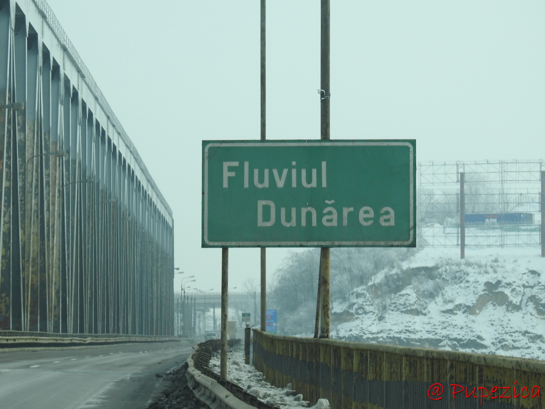 Fluviul Dunarea inghetat, fotografiat din masina la Cernavoda. Ianuarie 2017