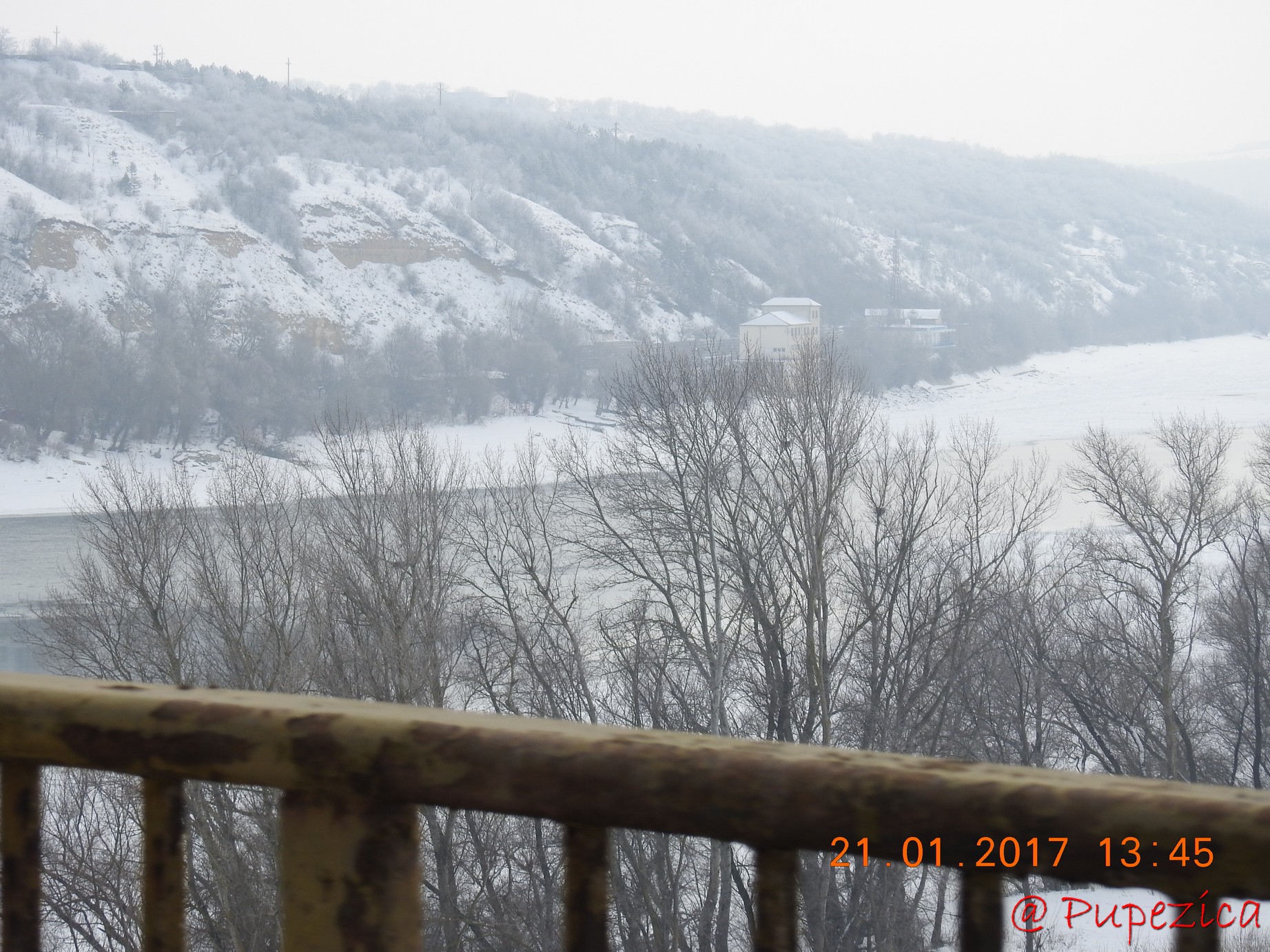Fluviul Dunarea inghetat, fotografiat din masina la Cernavoda. Ianuarie 2017