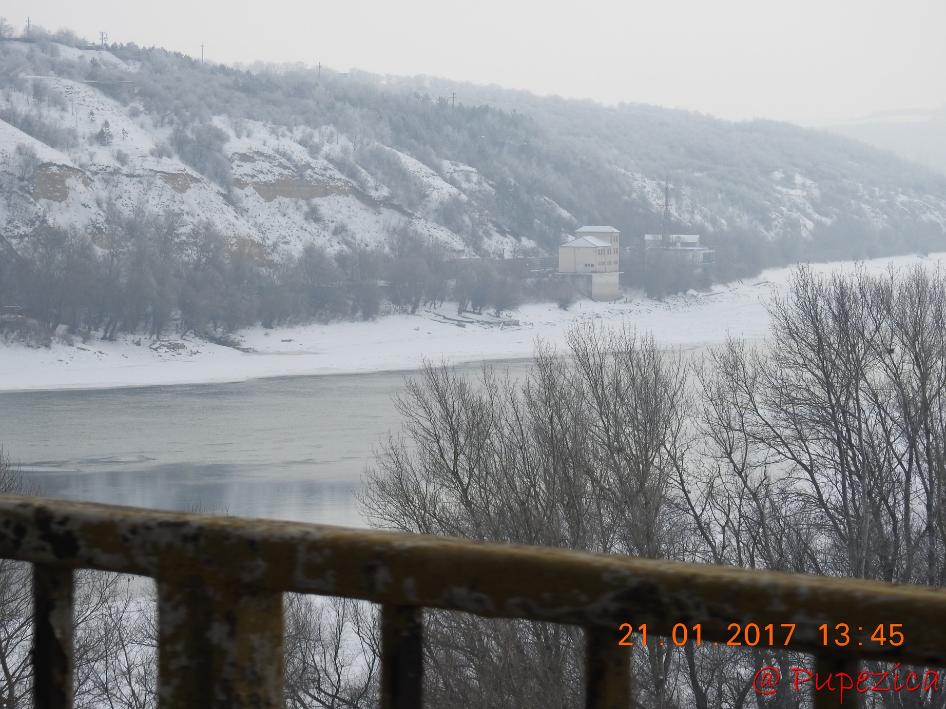 Fluviul Dunarea inghetat, fotografiat din masina la Cernavoda. Ianuarie 2017