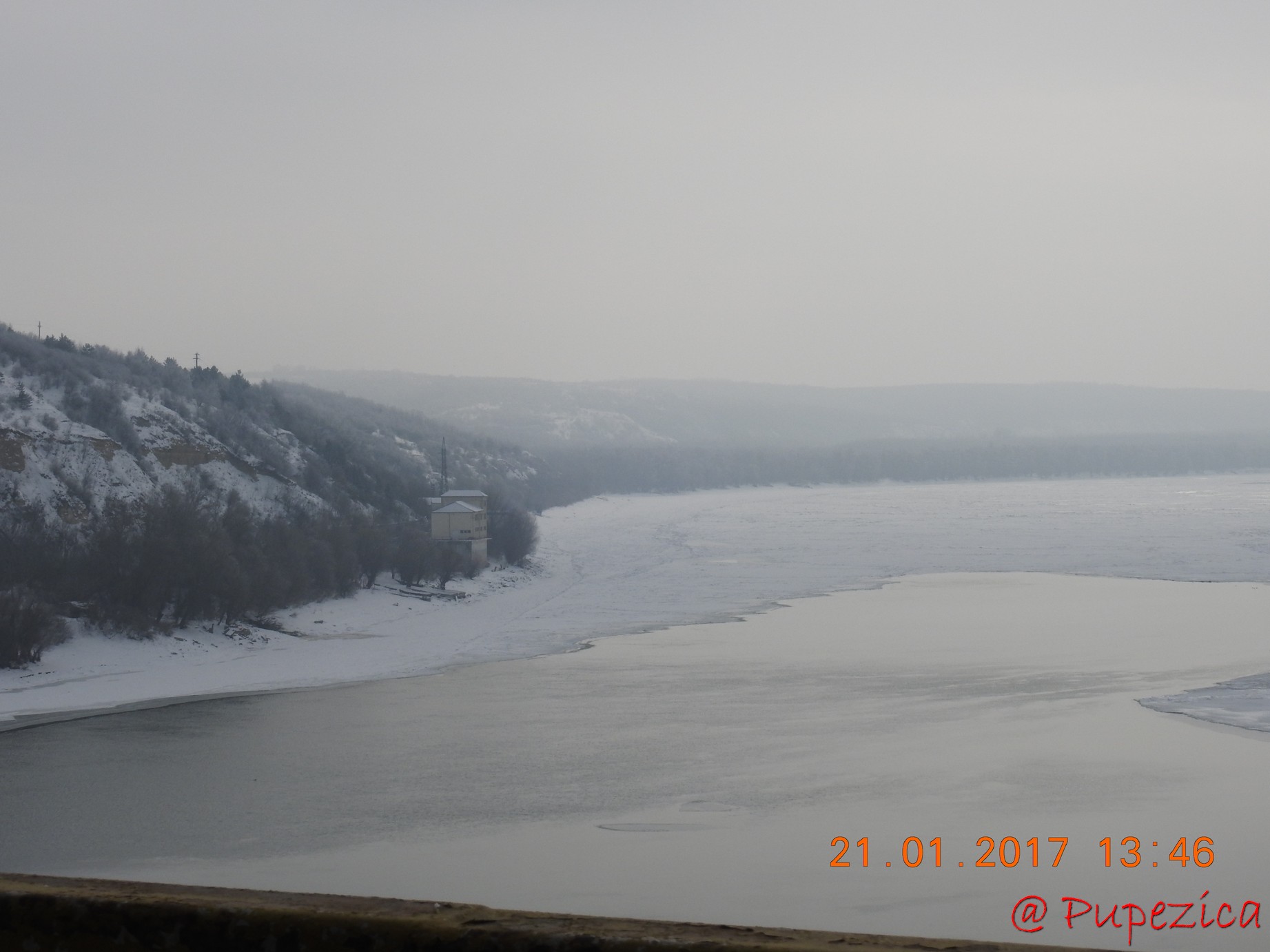 Fluviul Dunarea inghetat, fotografiat din masina la Cernavoda. Ianuarie 2017
