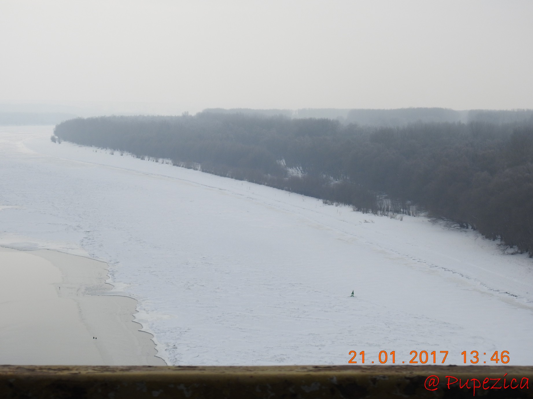 Fluviul Dunarea inghetat, fotografiat din masina la Cernavoda. Ianuarie 2017