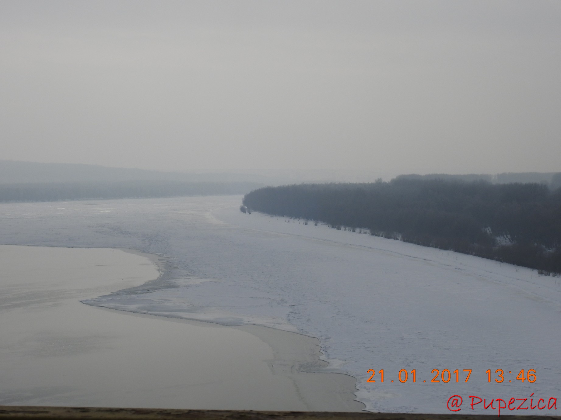 Fluviul Dunarea inghetat, fotografiat din masina la Cernavoda. Ianuarie 2017