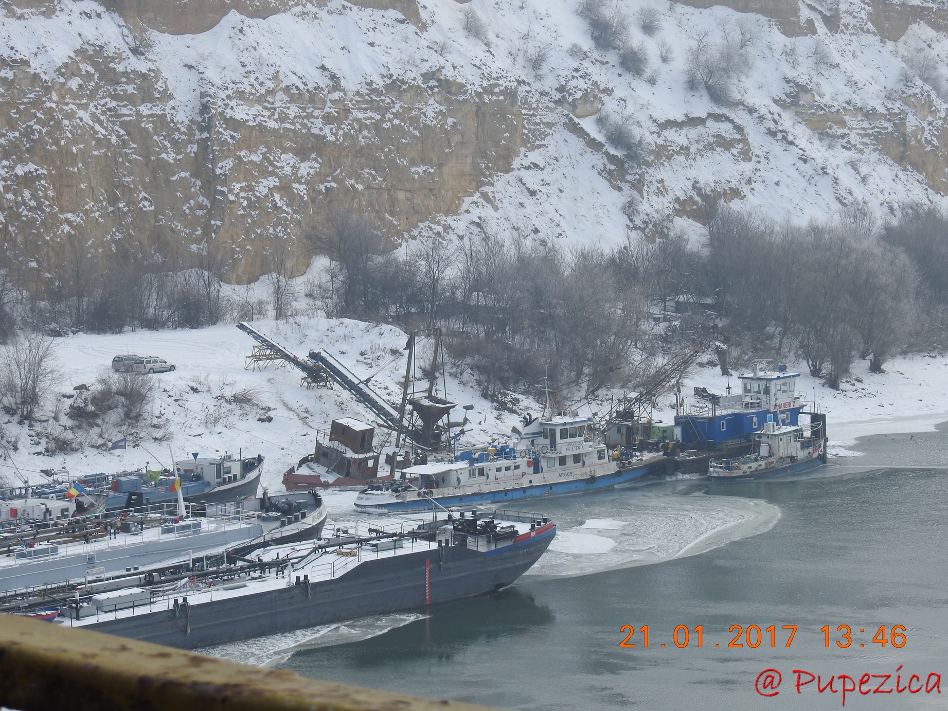 Fluviul Dunarea inghetat, fotografiat din masina la Cernavoda. Ianuarie 2017