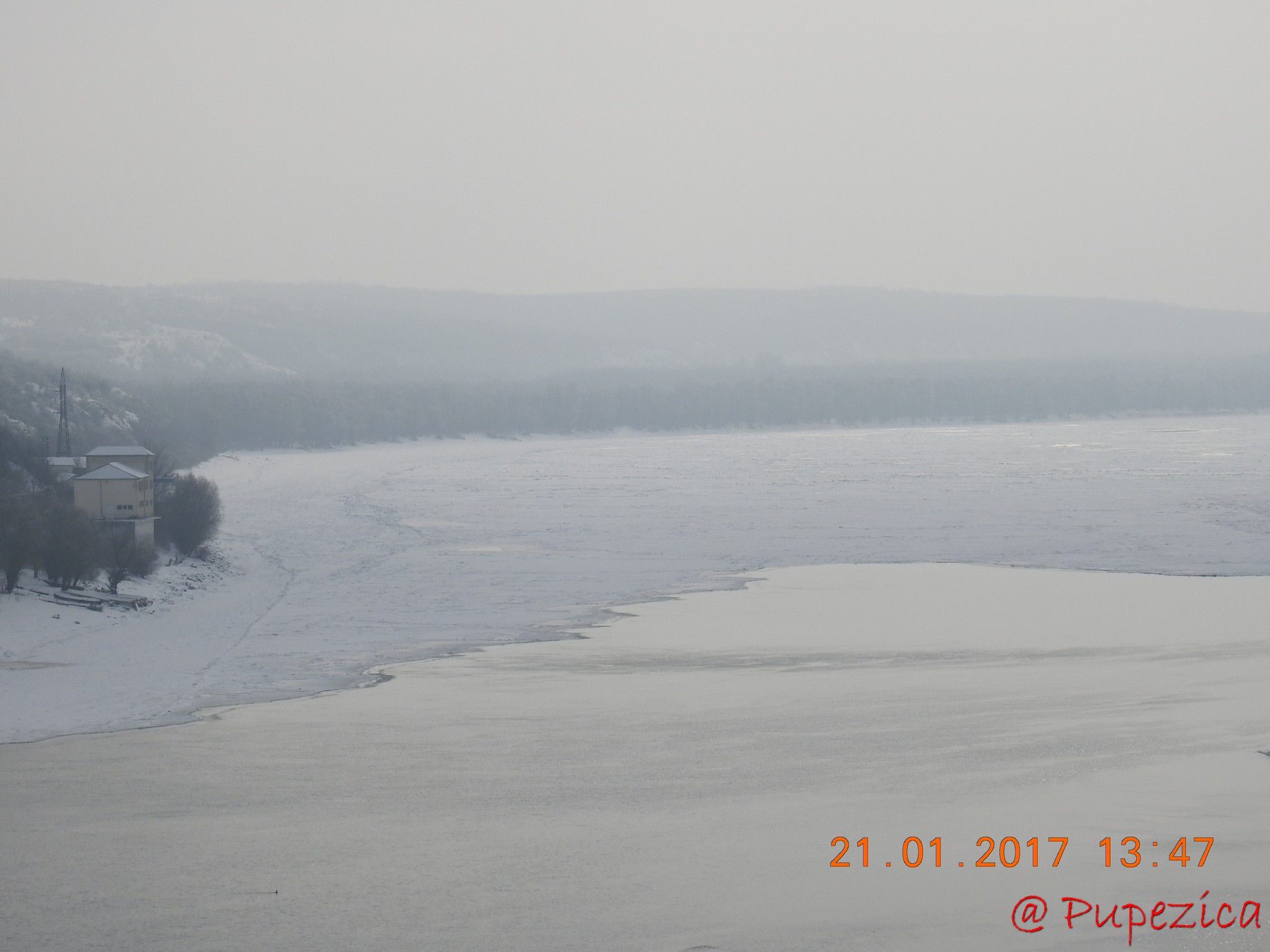 Fluviul Dunarea inghetat, fotografiat din masina la Cernavoda. Ianuarie 2017