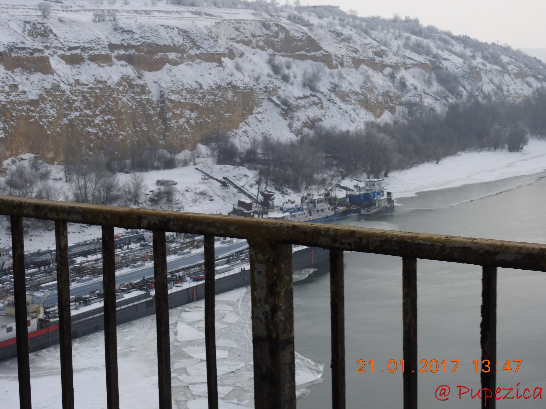 Fluviul Dunarea inghetat, fotografiat din masina la Cernavoda. Ianuarie 2017