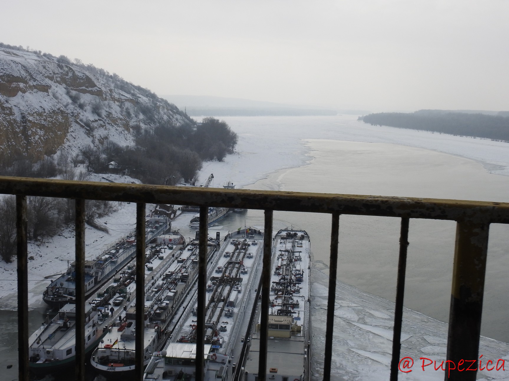 Fluviul Dunarea inghetat, fotografiat din masina la Cernavoda. Ianuarie 2017
