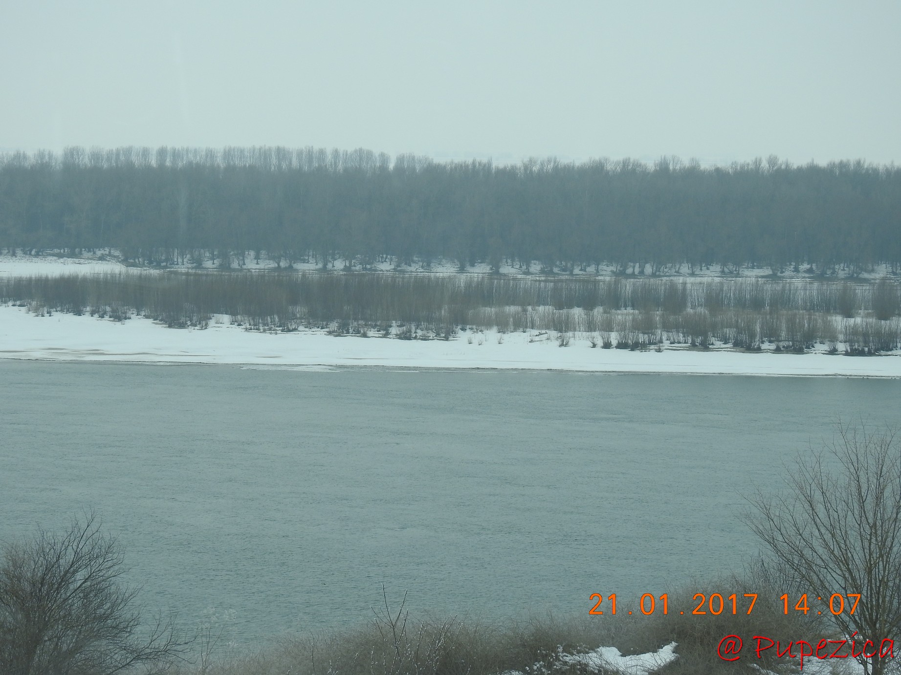 DJ223 - Drumul Frumos catre Delta Dunarii, iarna. Ianuarie 2017. Ochiuri de apa pe Dunarea inghetata