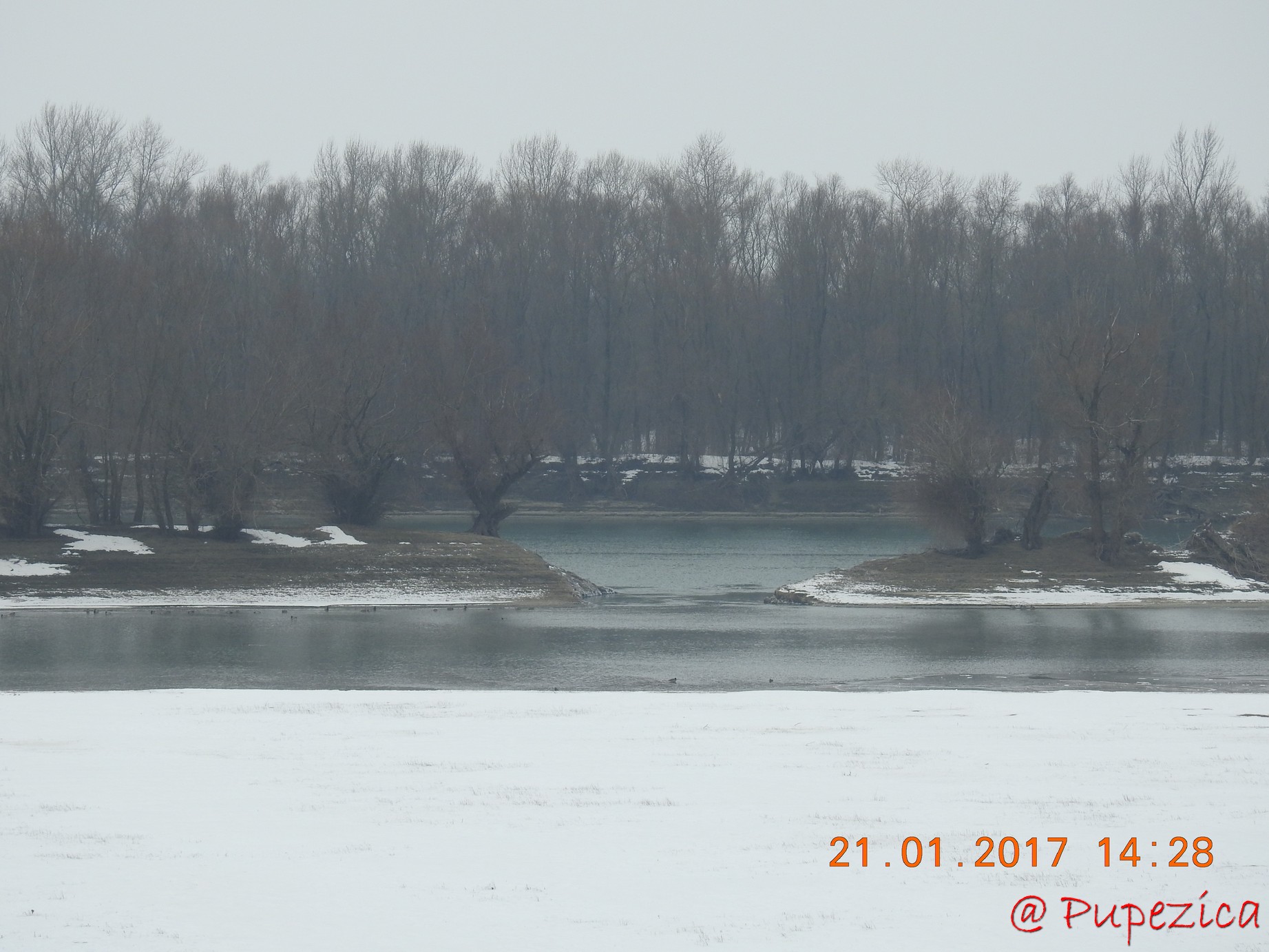 DJ223 - Drumul Frumos catre Delta Dunarii, iarna. Ianuarie 2017. Brat de Dunare liber de gheata amonte de Capidava