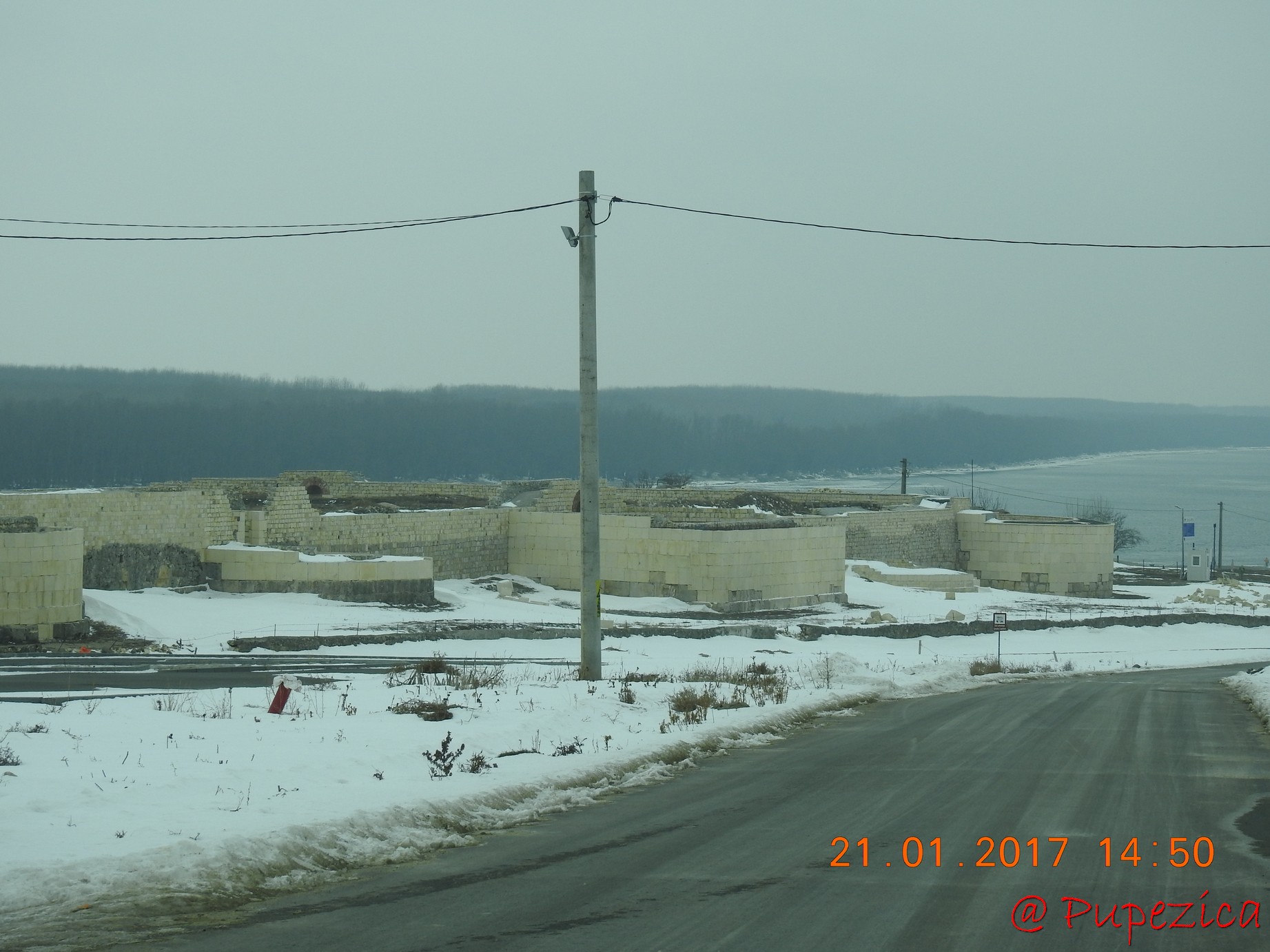 DJ223 - Drumul Frumos catre Delta Dunarii, iarna. Ianuarie 2017. Cetatea Capidava restaurata gresit