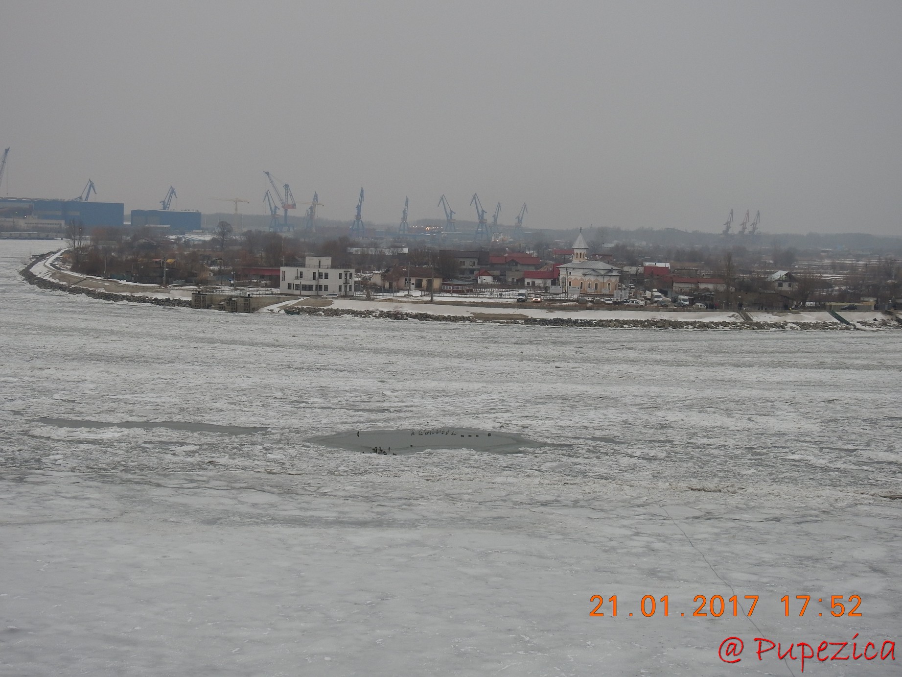 Dunarea prinsa in gheata la Tulcea. Ianuarie 2017. Un ochi de apa cu pasari