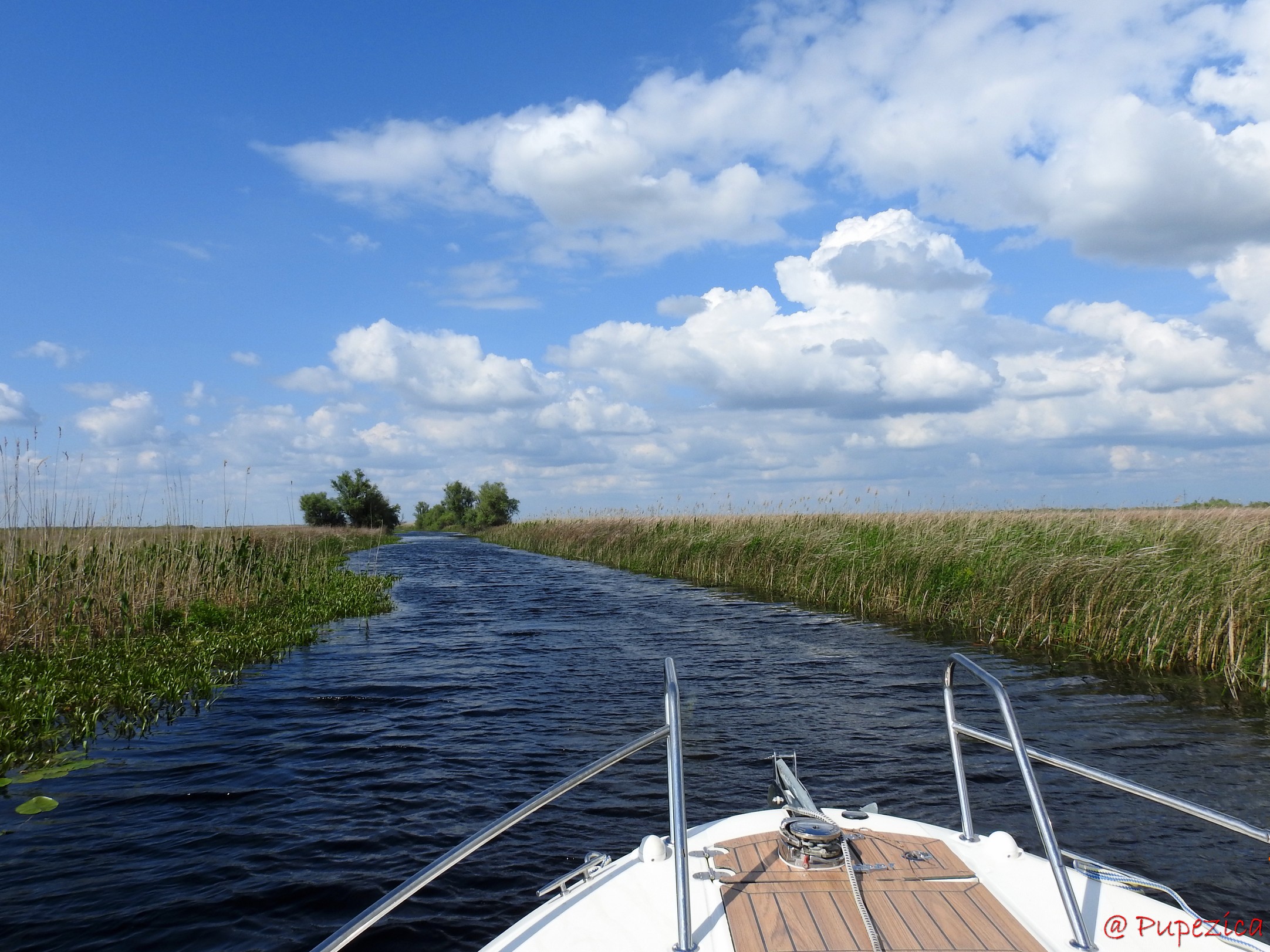 Canalul Suez din Delta Centrala taie de la vest la est Grindul nisipos Caraorman