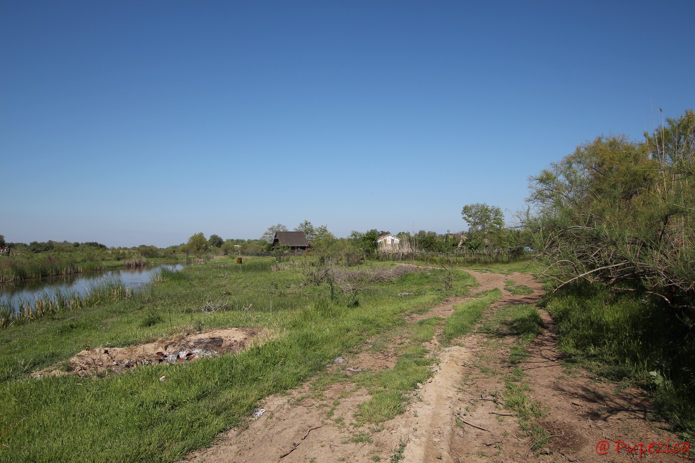 Satul Gorgova din Delta Dunarii. Digul de aparare din spatele satului