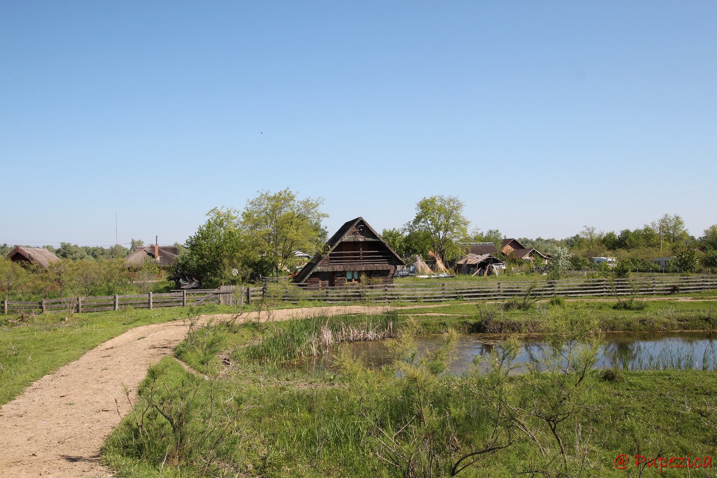 Satul Gorgova din Delta Dunarii. Digul de aparare din spatele satului