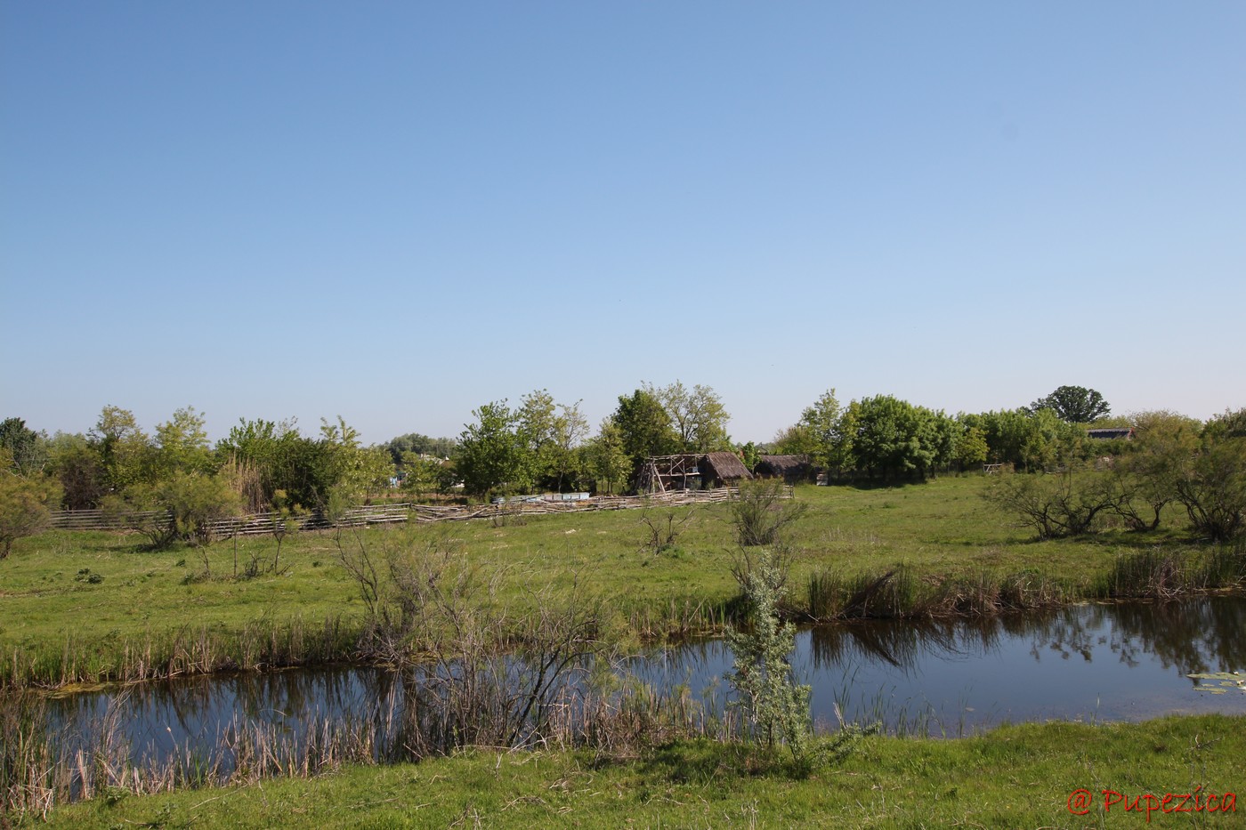 Satul Gorgova din Delta Dunarii. Digul de aparare din spatele satului