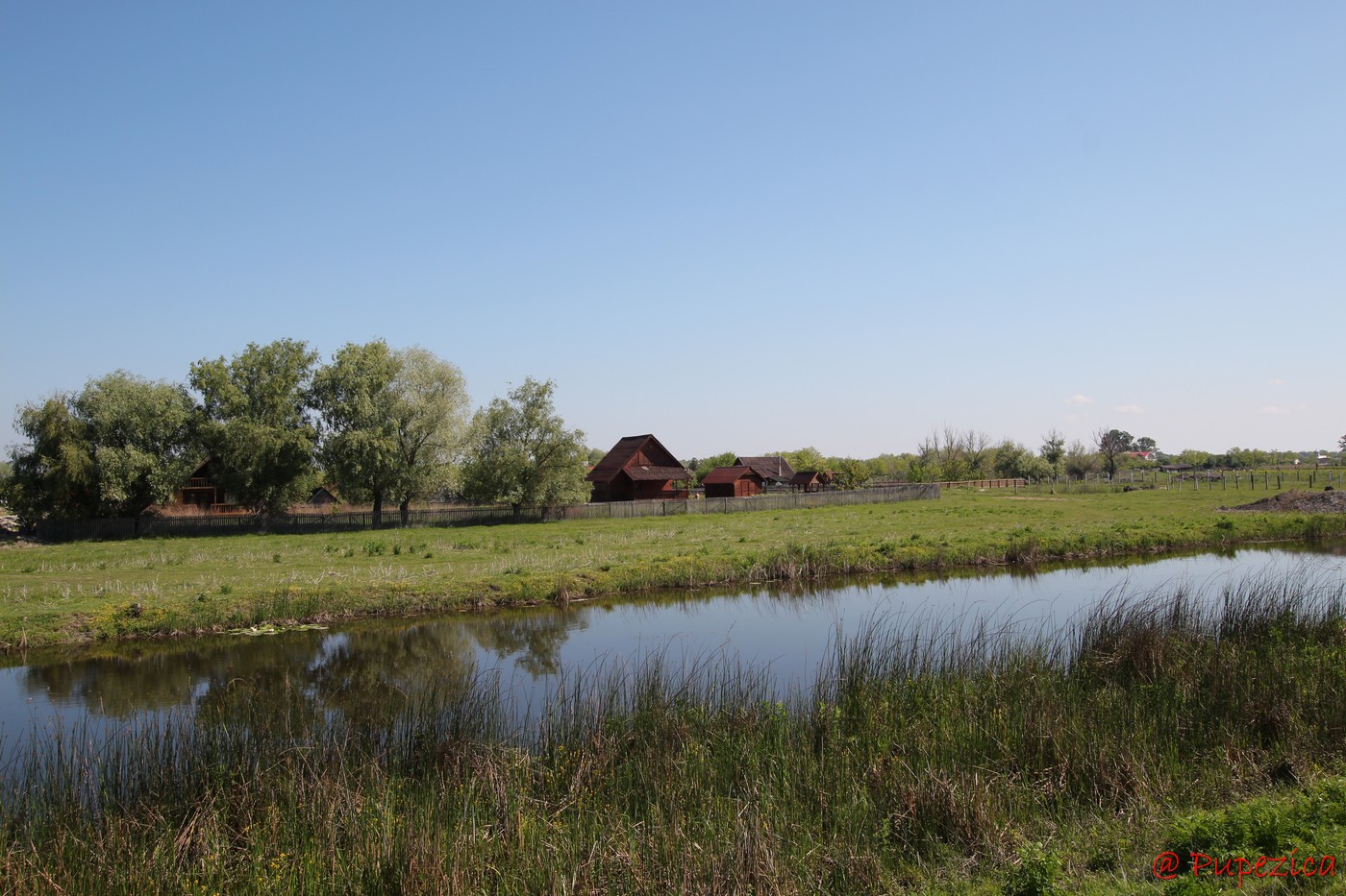 Satul Gorgova din Delta Dunarii. Digul de aparare din spatele satului